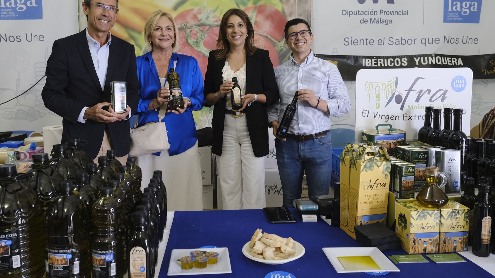 Representación institucional durante la visita al recinto.