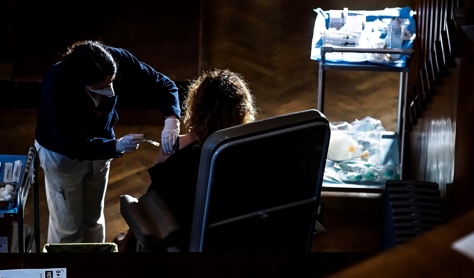 Administración de una vacuna a una mujer.