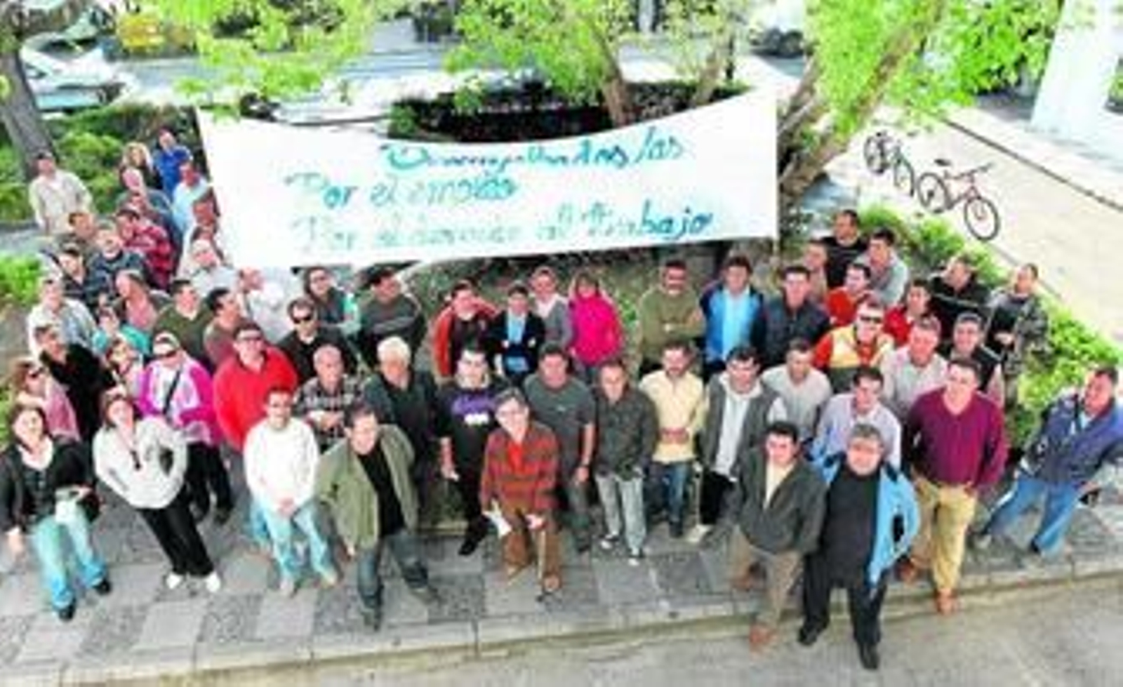 El colectivo de parados de La Barca, ayer durante la concentración a las puertas del Ayuntamiento de la pedanía jerezana.