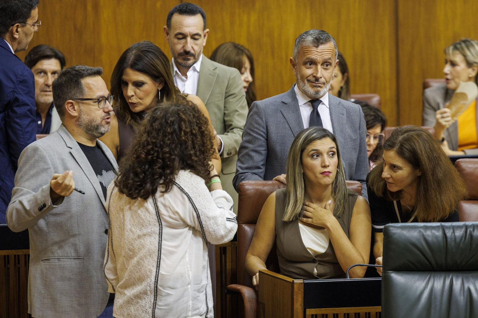 El pleno del Parlamento andaluz se retrasa tras una bronca por reclamar la izquierda el cambio del orden del día