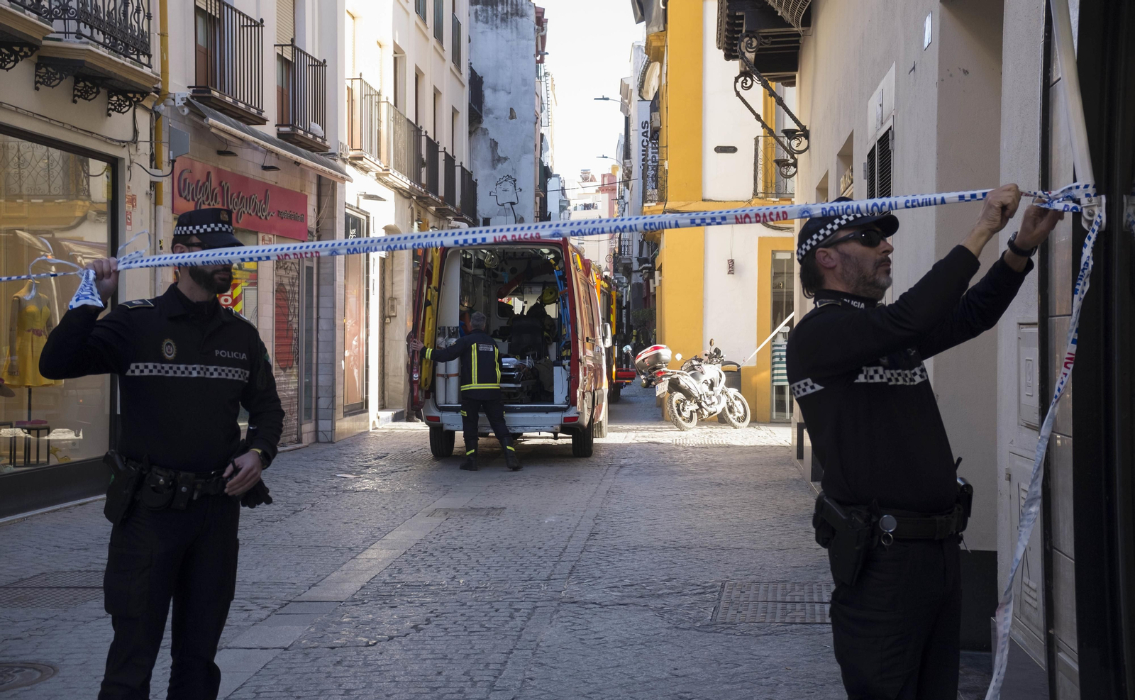 Imágenes del dispositivo de emergencias por las explosiones eléctricas en la calle Cuna