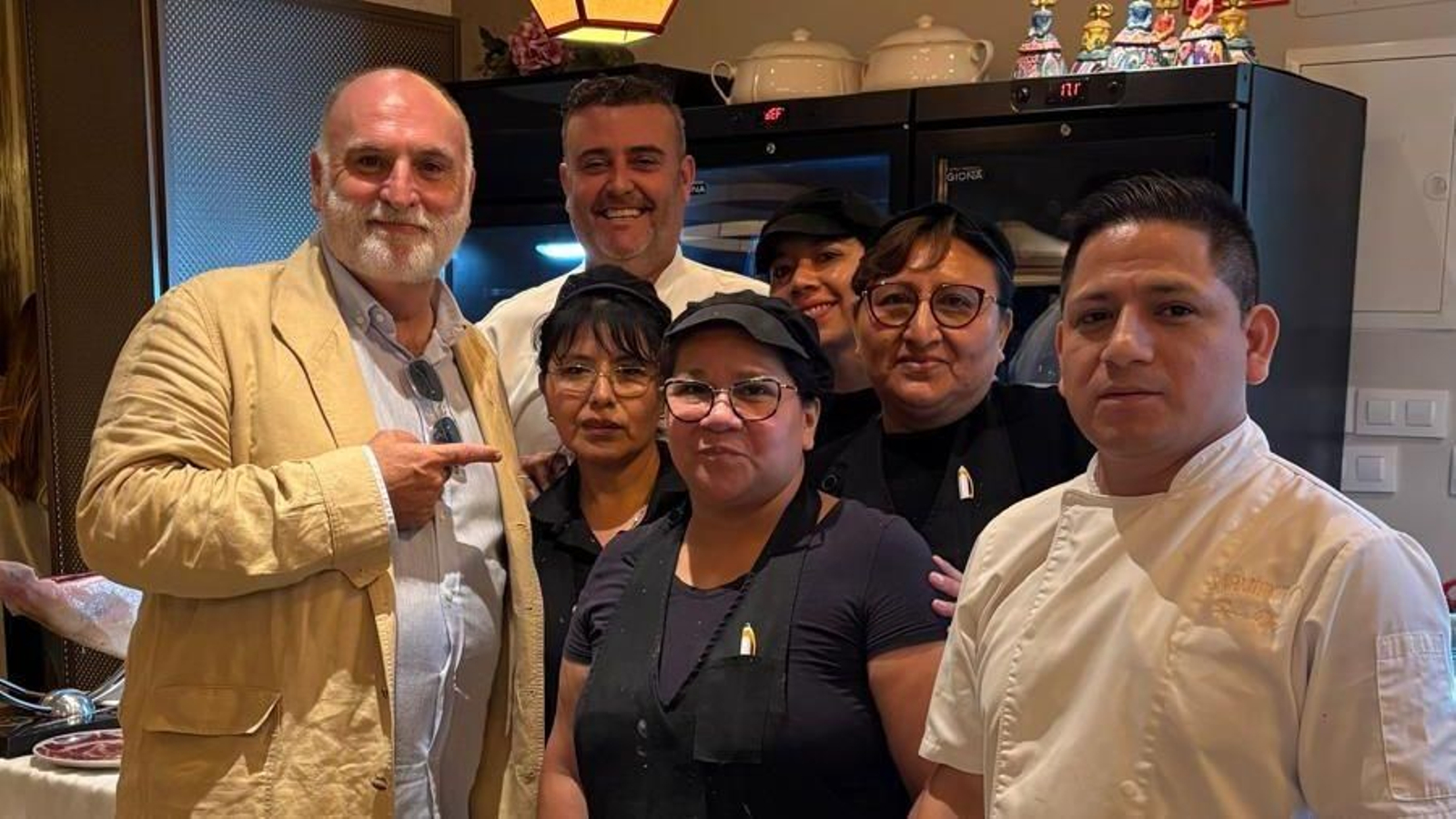 El chef José Andrés, con el equipo de Restaurante Sarmiento.