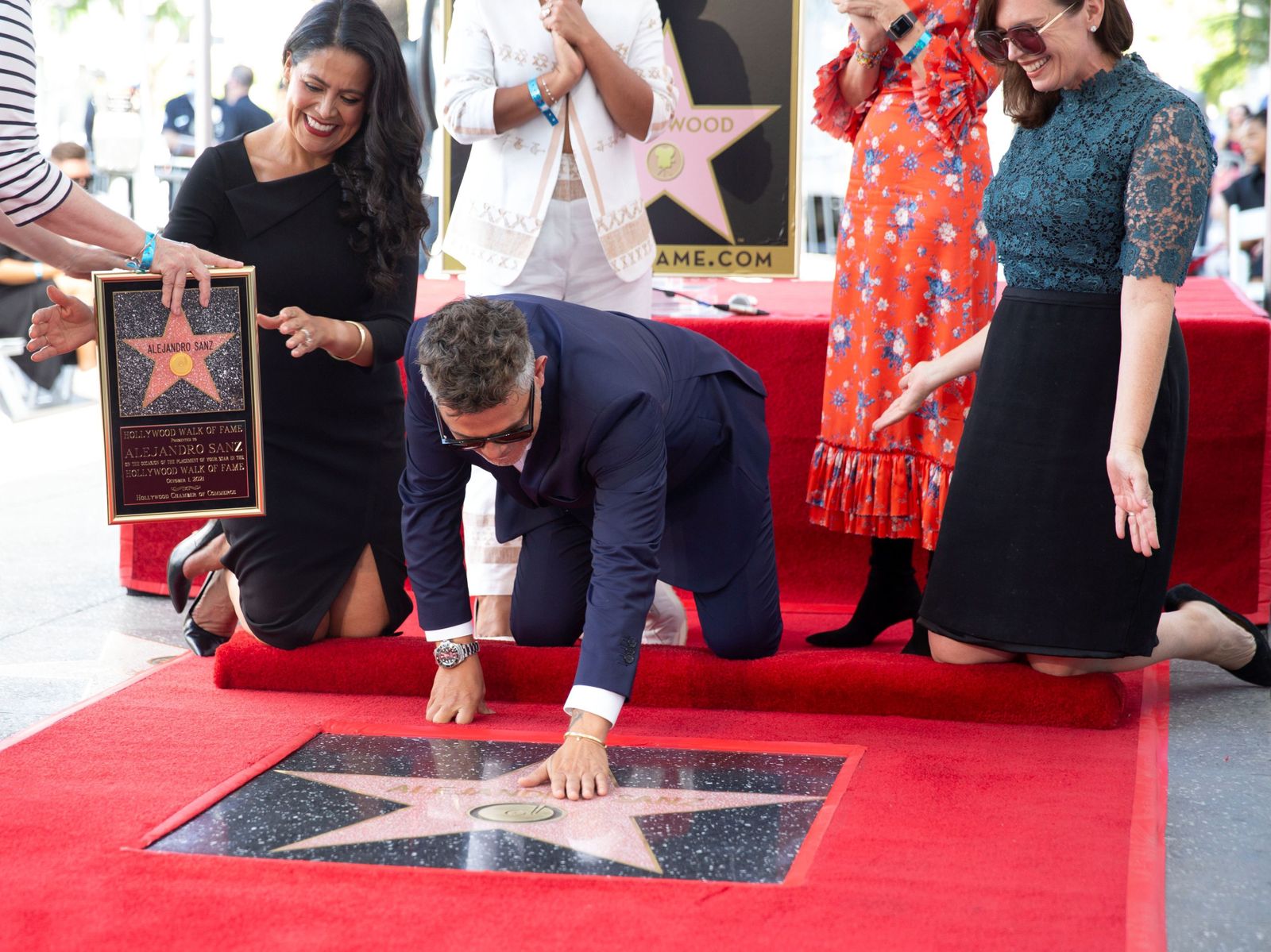 Alejandro Sanz toca su estrella durante su inauguración.