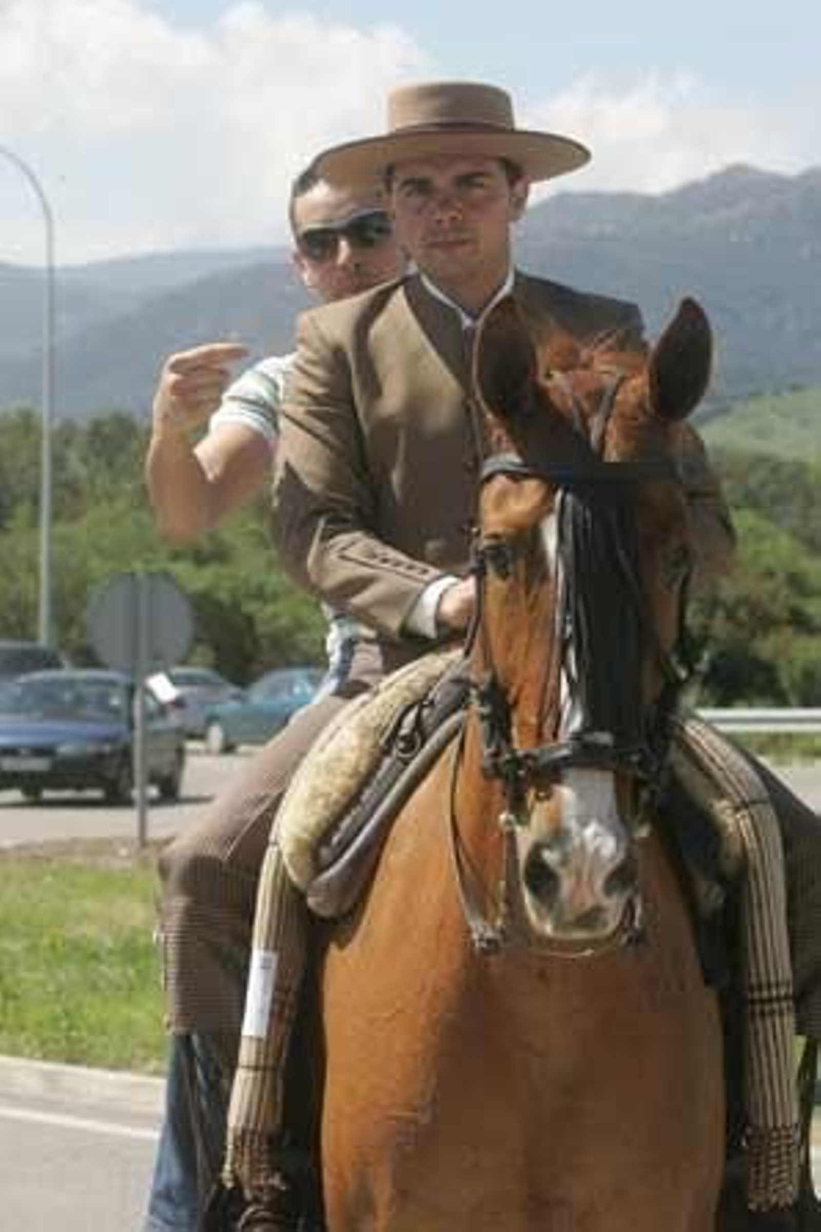 El almuerzo campestre marca la jornada en la Montera del Torero. La hermandad agradece la cada vez mayor afluencia de personas a la misa en honor al patrón./Fotos:José María Quiñones
