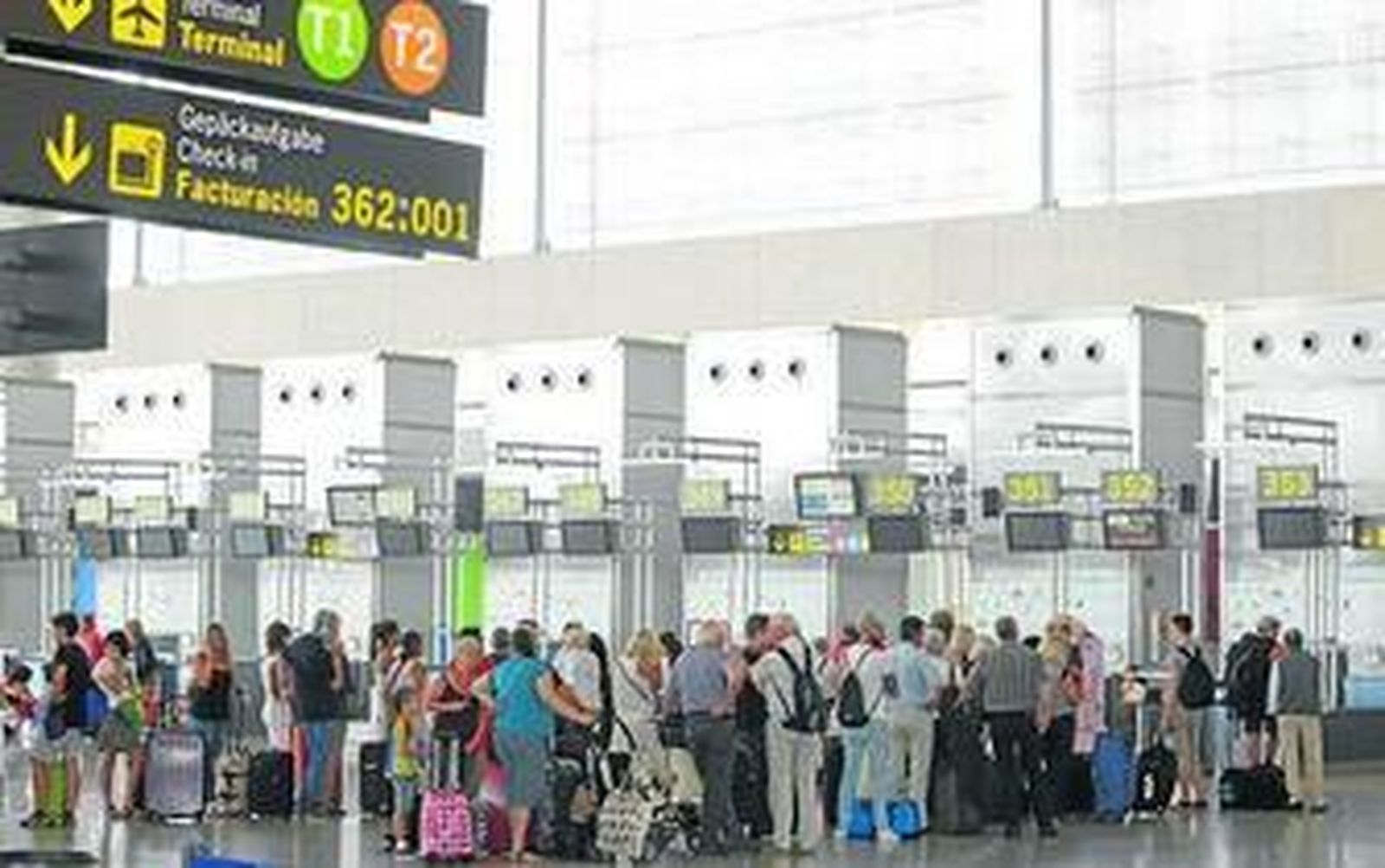 Pasajeros en el aeropuerto de Málaga este verano.