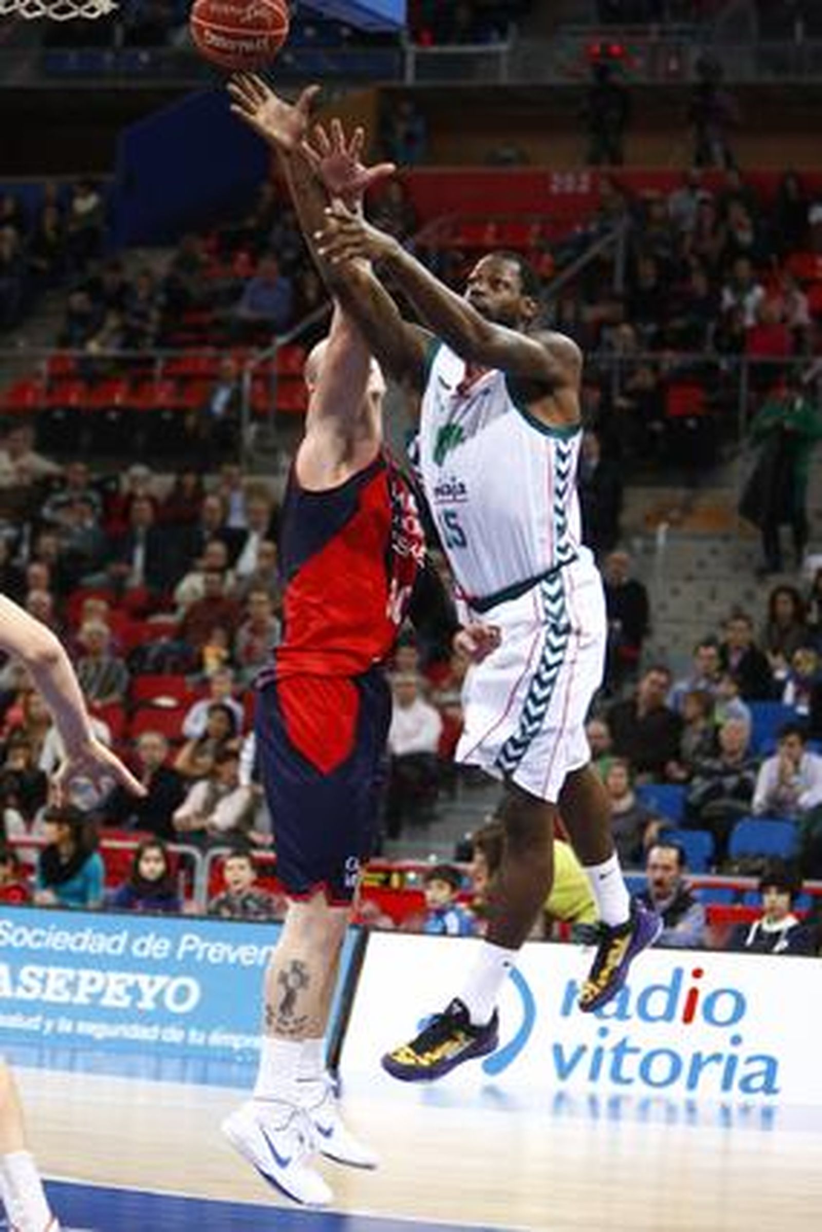 Las imágenes del Caja Laboral-Unicaja

Foto: Josu Izarra
