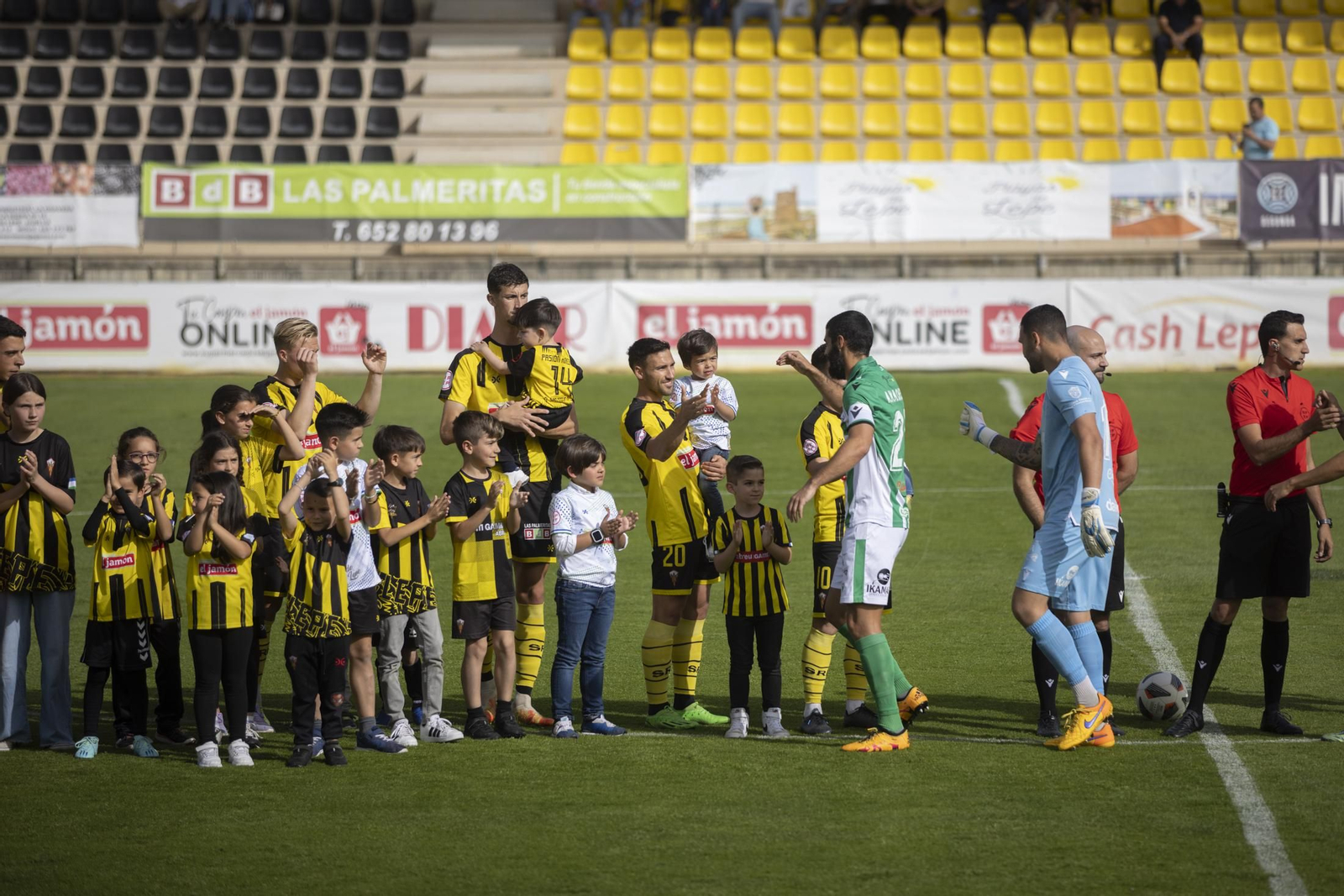 Imágenes del partido entre el San Roque de Lepe y el Atlético Sanluqueño