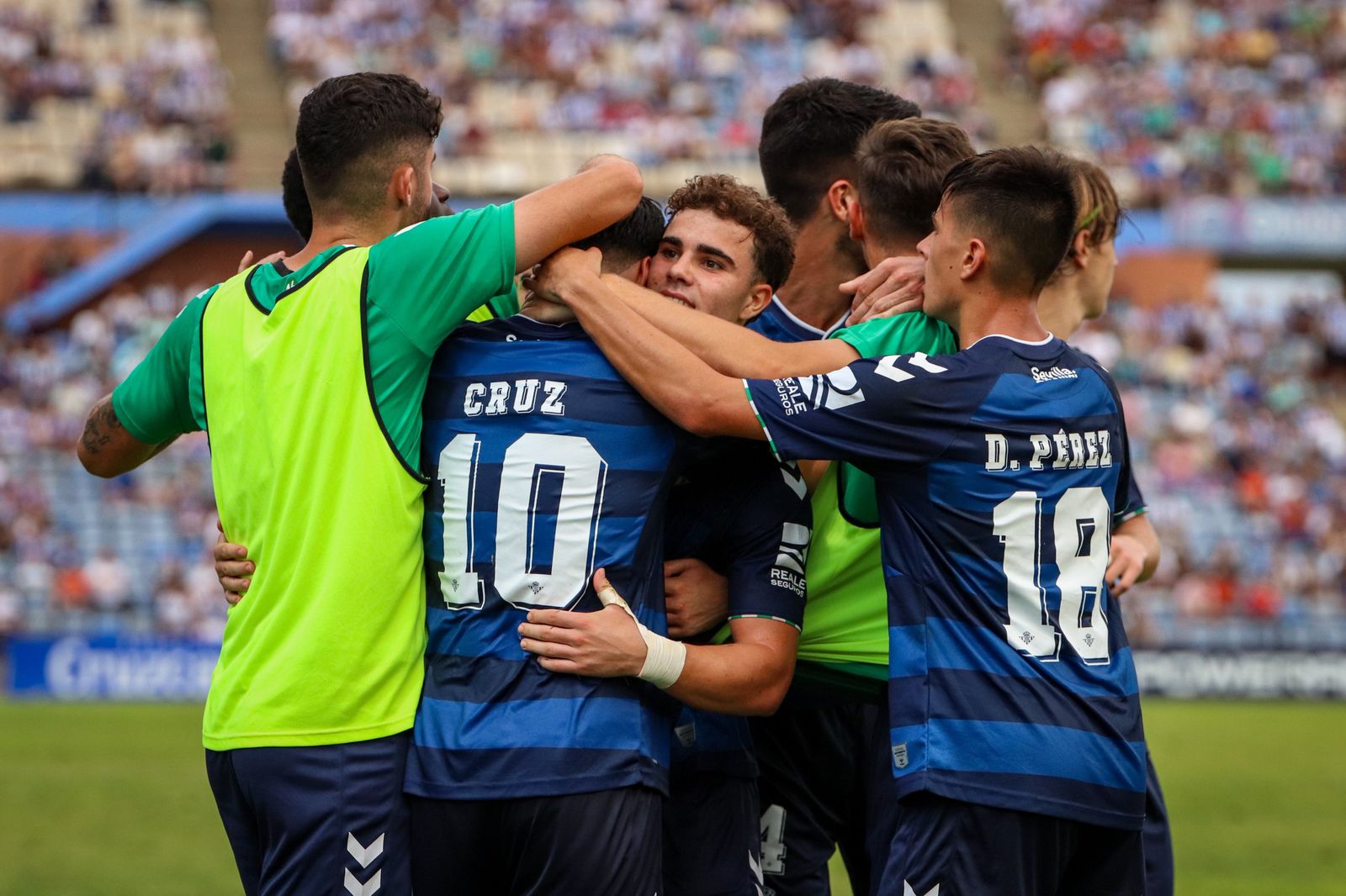 Varios jugadores festejan con Juan Cruz uno de los goles del punta bético.