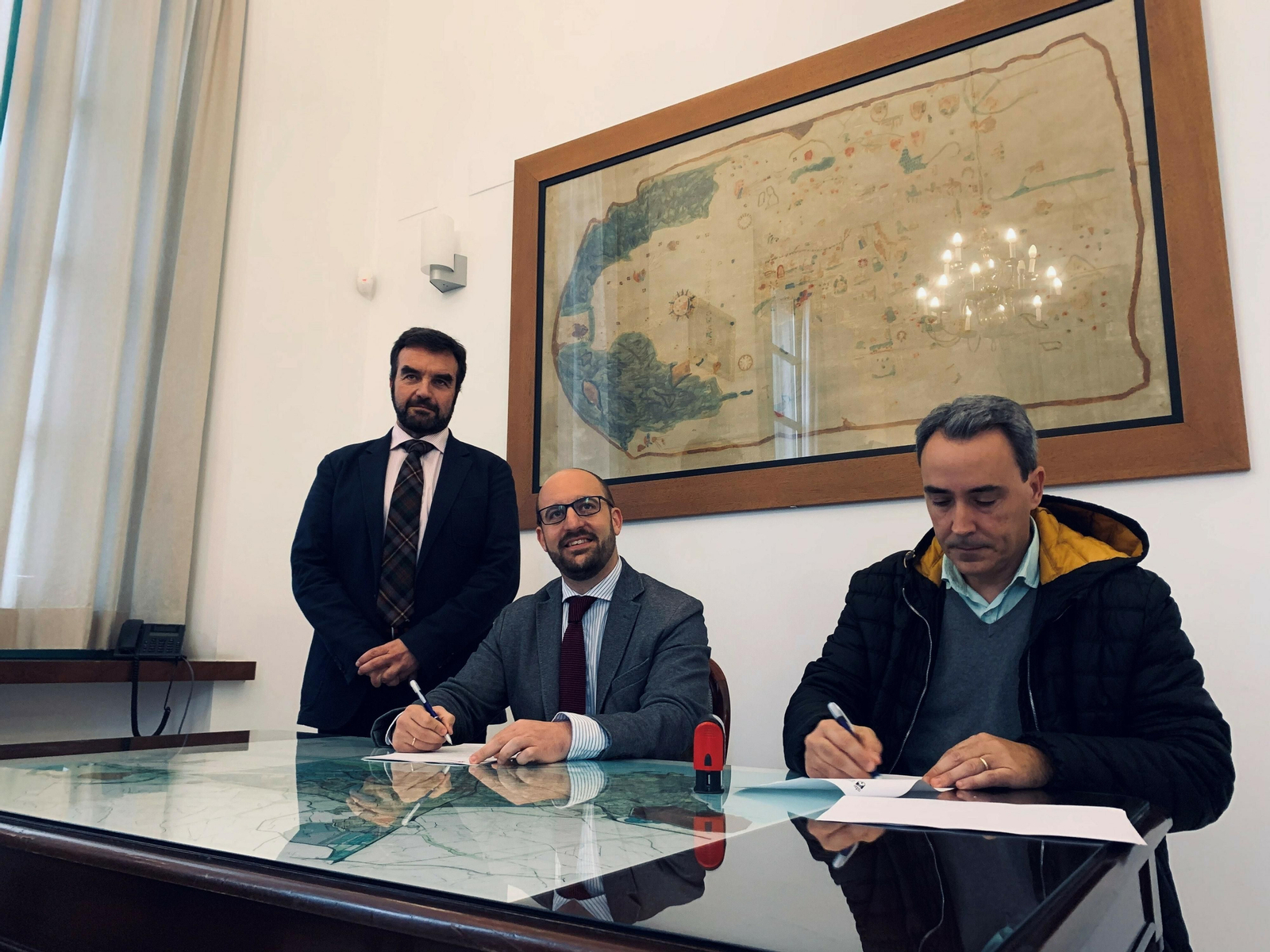 Germán Beardo y Millán Alegre, junto a un representante de HPC Iberia, durante la firma del contrato.