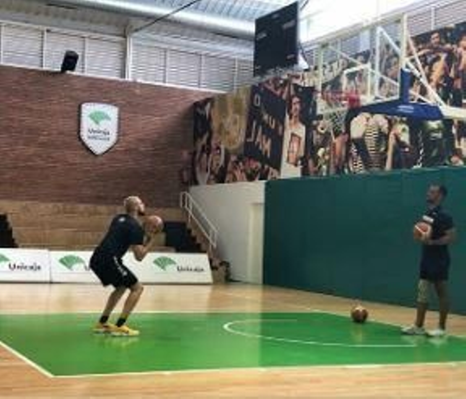 Francis Alonso lanza en una de las canastas de Los Guindos.