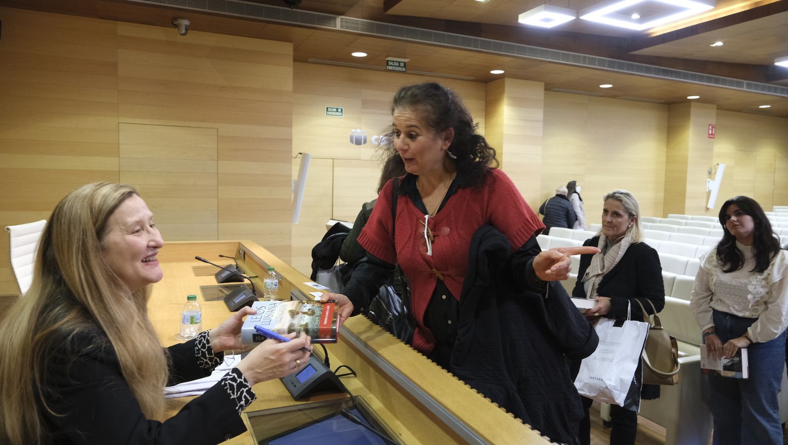 Imágenes del Diario de los Libros con la escritora ganadora del Premio Planeta 2022, Luz Gabás