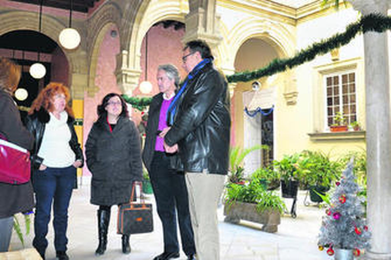 Un momento de la visita de Lidia Menacho, Agustín Muñoz y Javier Durá al colegio Cervantes.