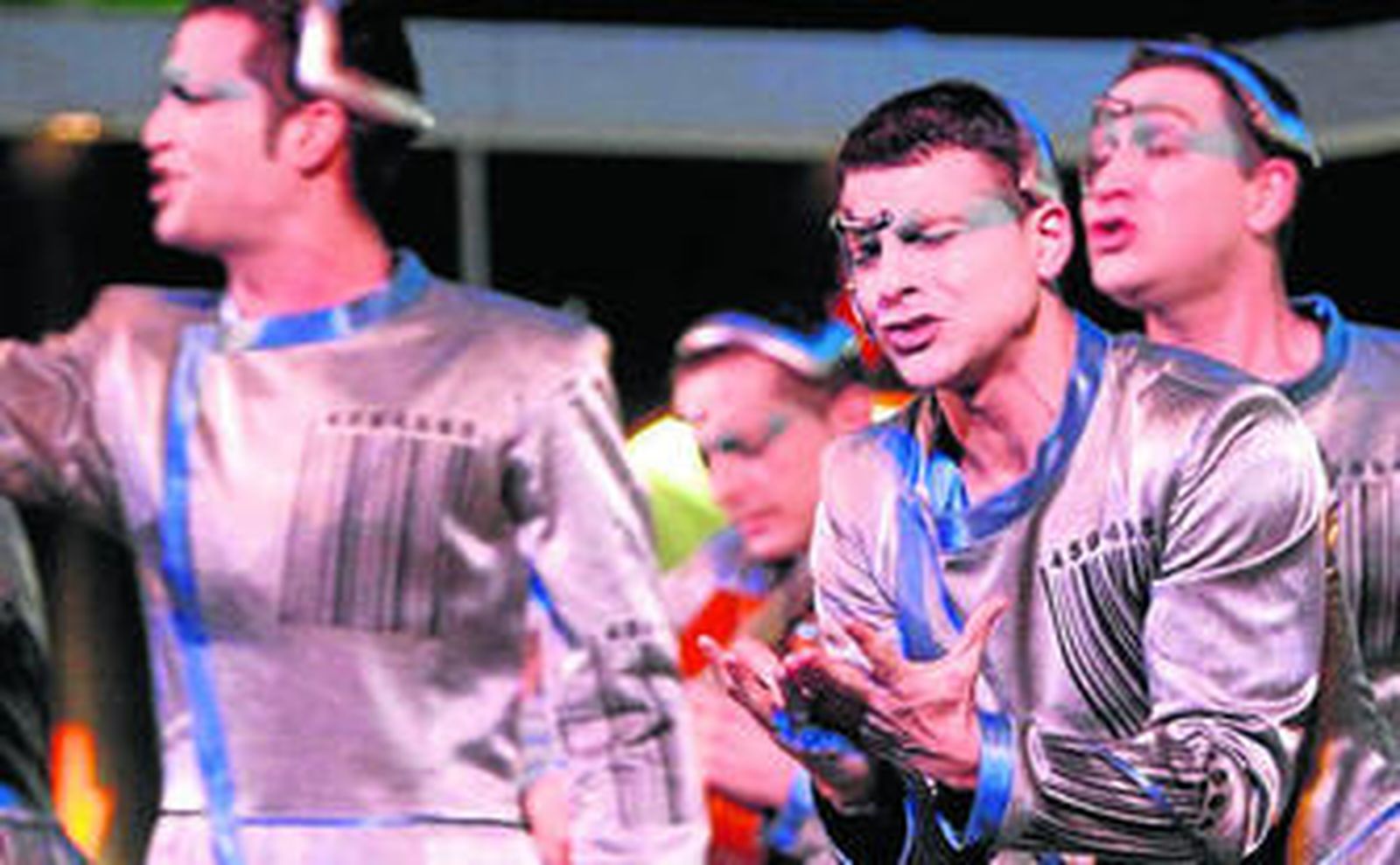 La comparsa, en una de sus actuaciones en el Teatro Falla.