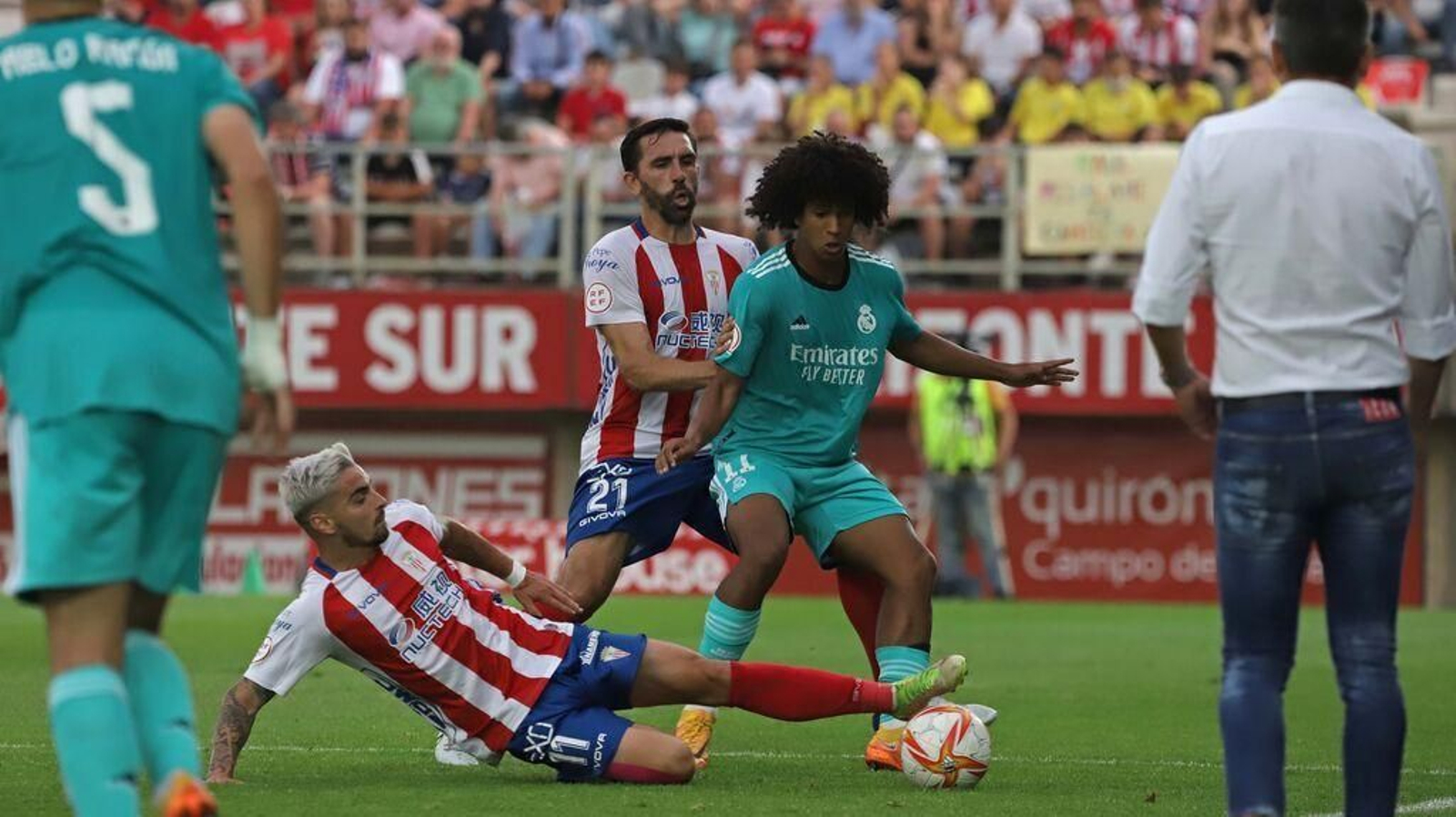 Tomás y Figueras, ante el madridista Peter, la pasada temporada.