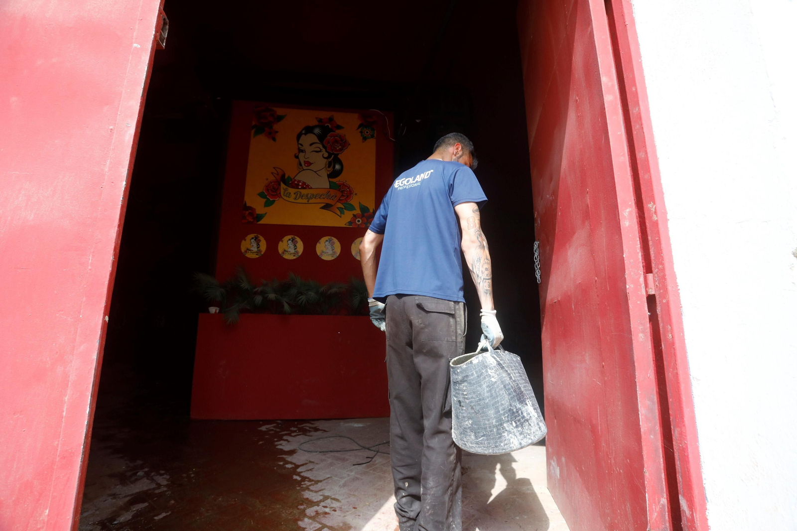 El inicio del montaje de la Feria de Córdoba en El Arenal, en imágenes