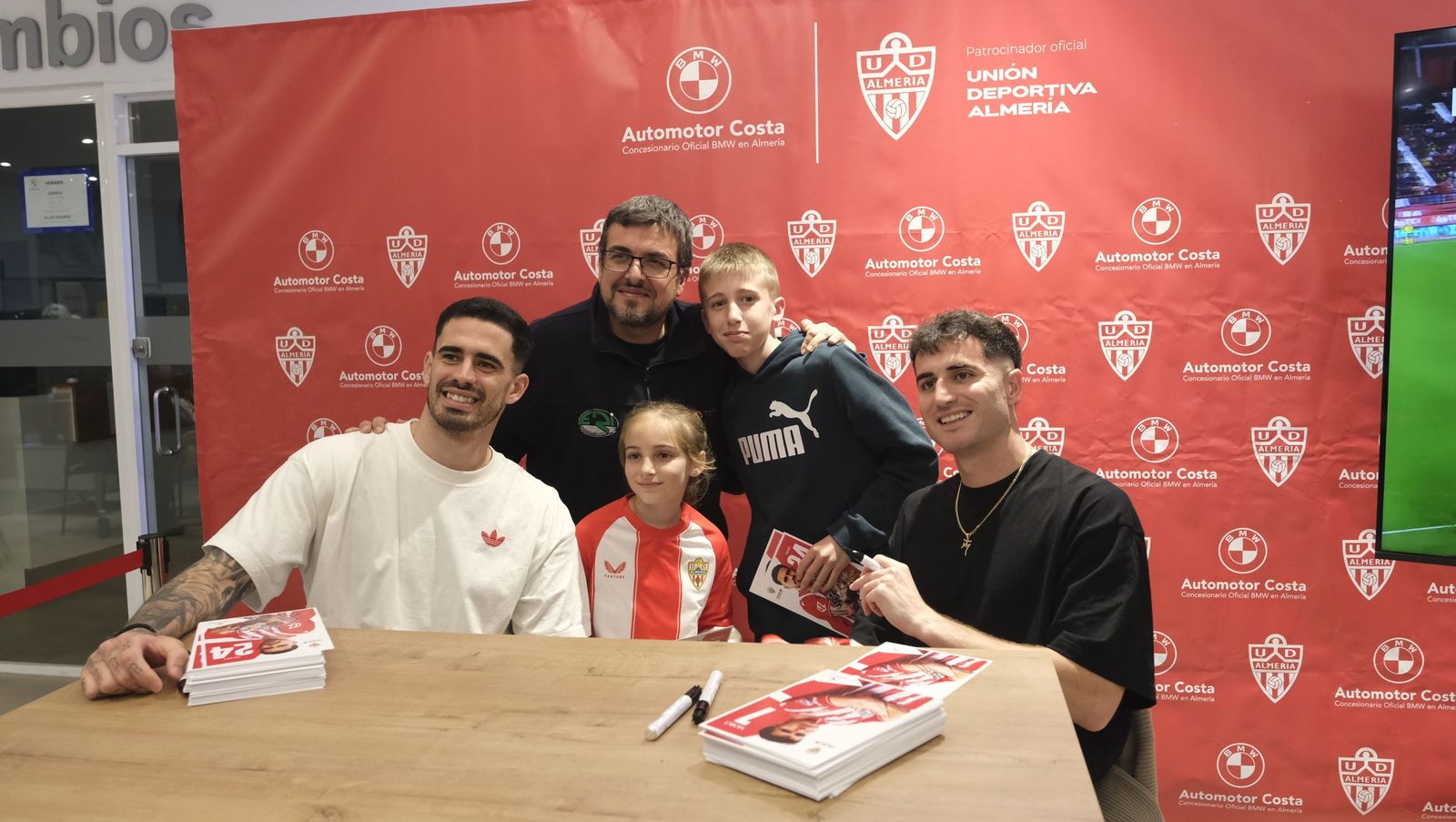 Jon Mocillo y Miguel de la Fuente firman autógrafos en Automotor Costa BMW