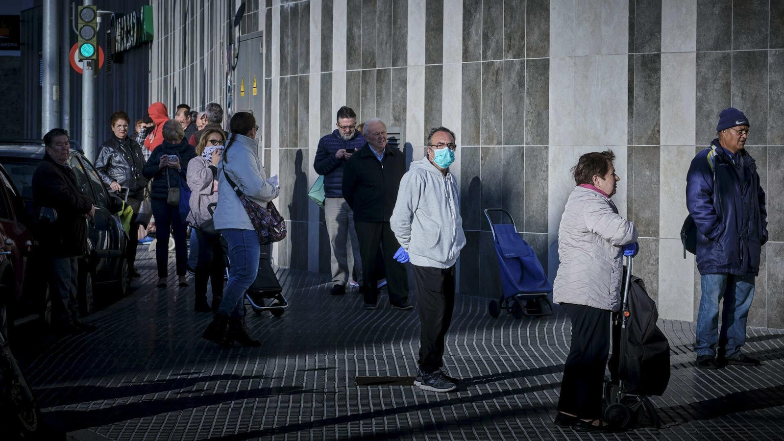 Colas de clientes esperando la apertura de un supermercado de la capital