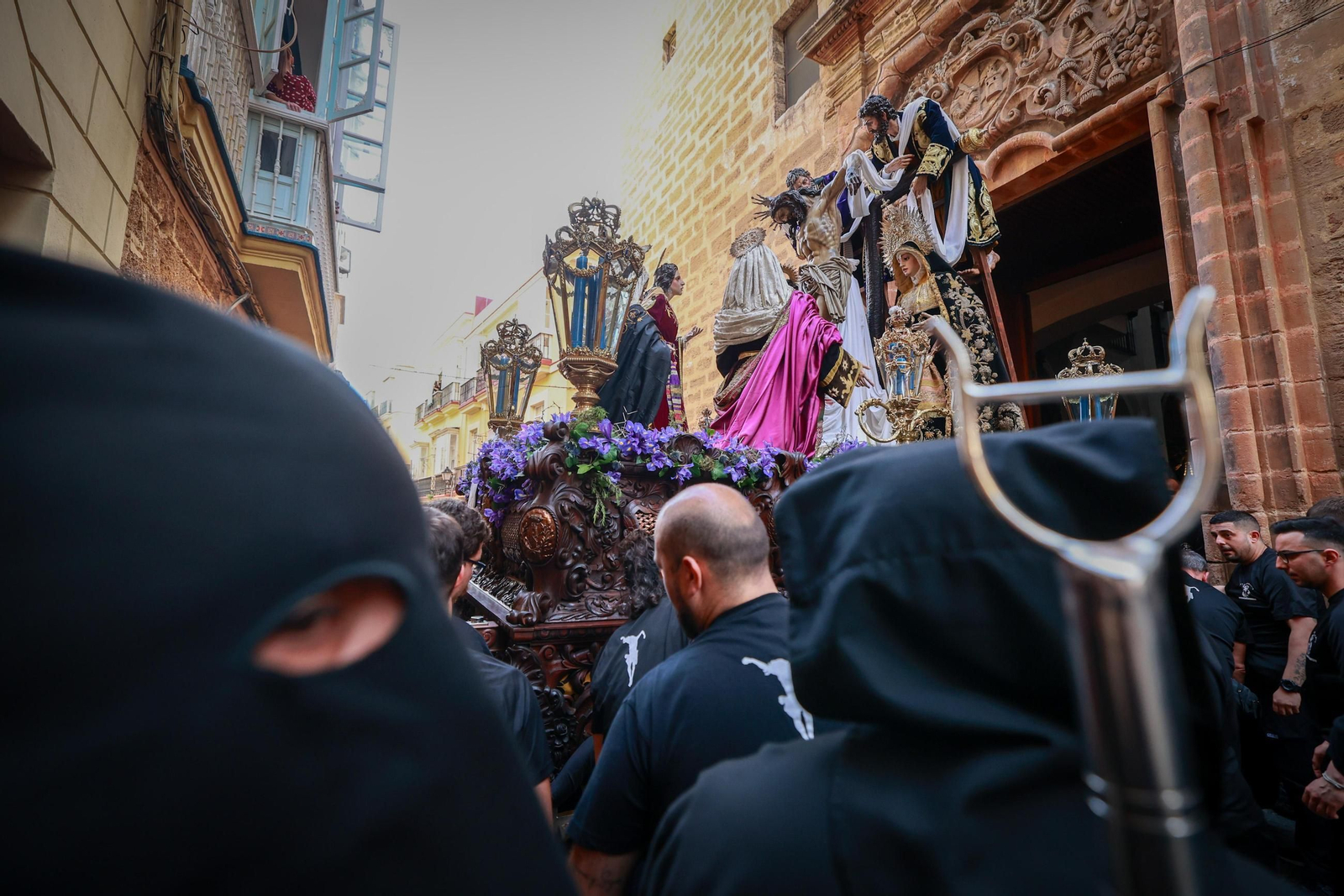 Imágenes de la salida de Descendimiento en la Semana Santa de Cádiz 2025