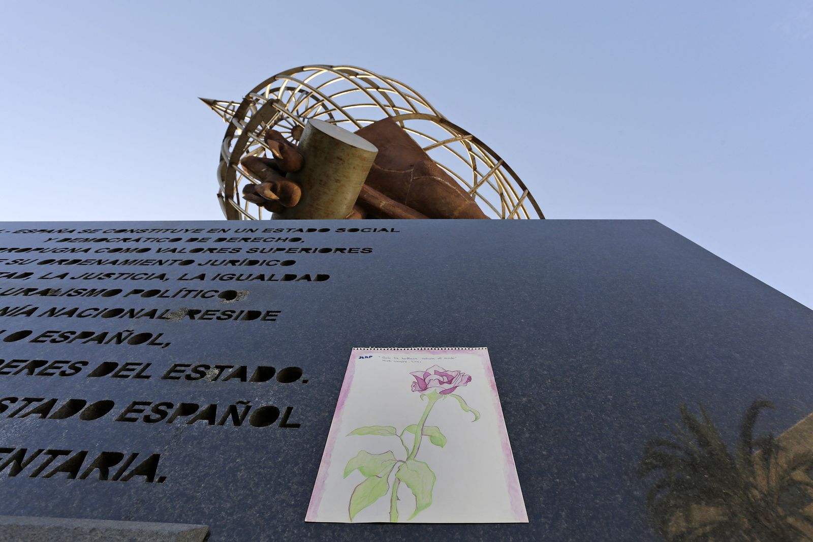 La base del monumento a la Constitución del 1978, obra del fallecido Luis Quintero, apareció ayer con un mensaje para el artista.