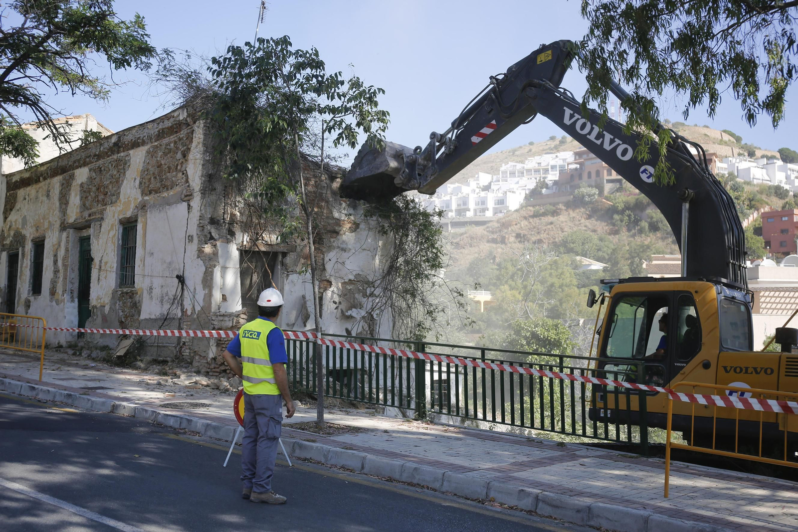 Emi Bonilla y su hermana frente a su casa, antes del derribo.