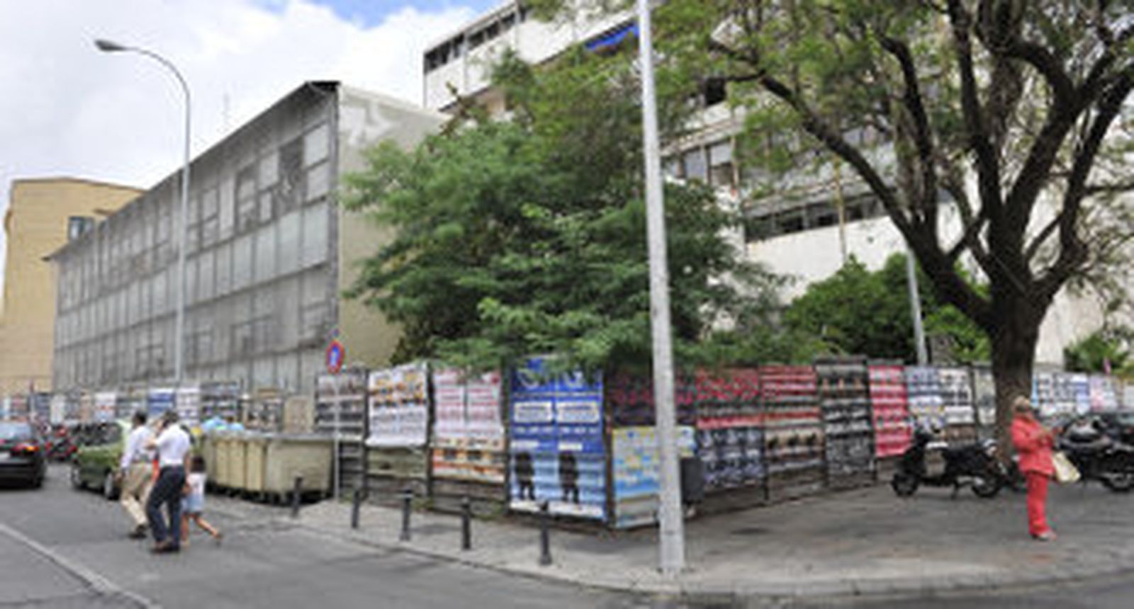 Una valla rodea la antigua comisaria de la Policía Nacional para que ningún indigente se meta a dormir. / Juan Carlos Vázquez