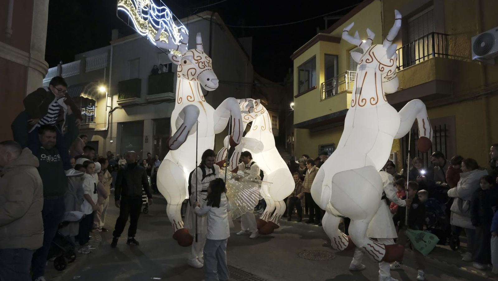 Imágenes de la cabalgata de Huércal de Almería: miles de personas reciben a los Reyes Magos