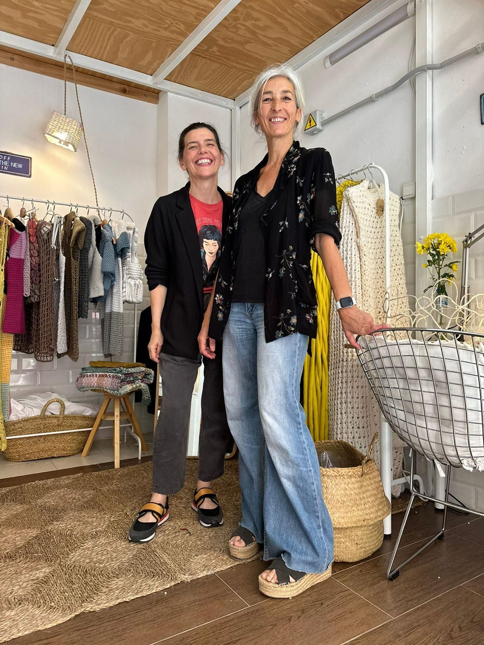 Eva Pozuelo y Rosario Andrade, de Hilando el Tiempo, en su taller de la calle Castellar, en Sevilla.