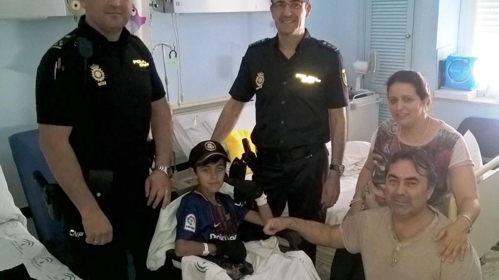 Aitor Palomeque, su familia, el agente que detuvo al infractor y el comisario