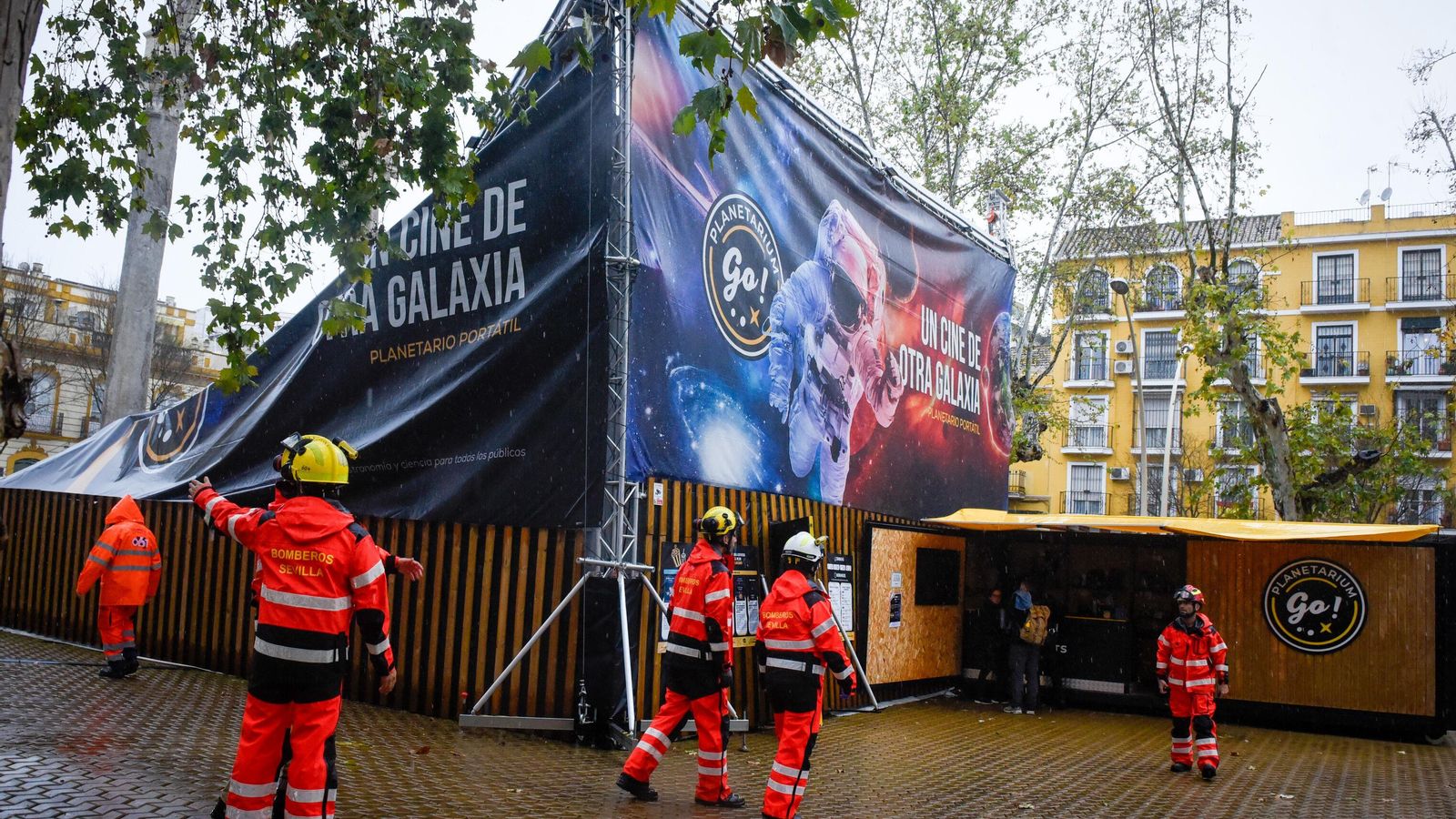 Los Bomberos, en la carpa derrumbada.