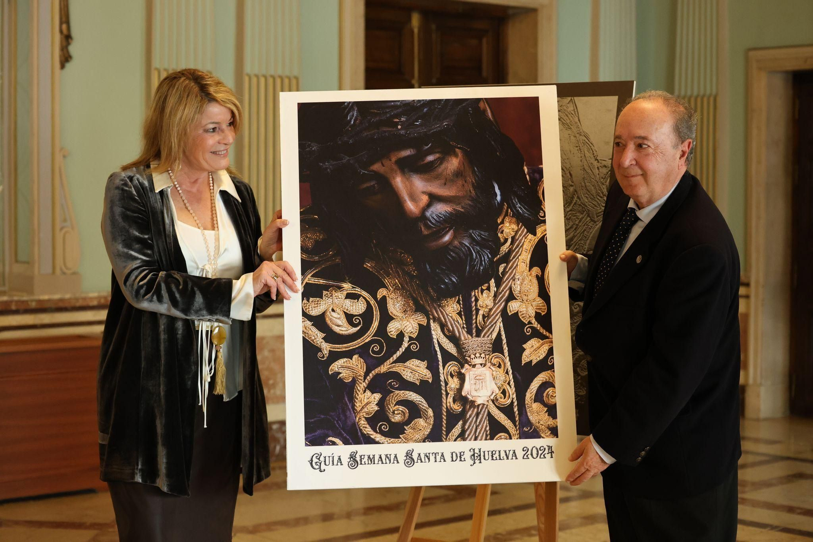 El Ayuntamiento presenta la Guía de la Semana Santa de Huelva 2024.