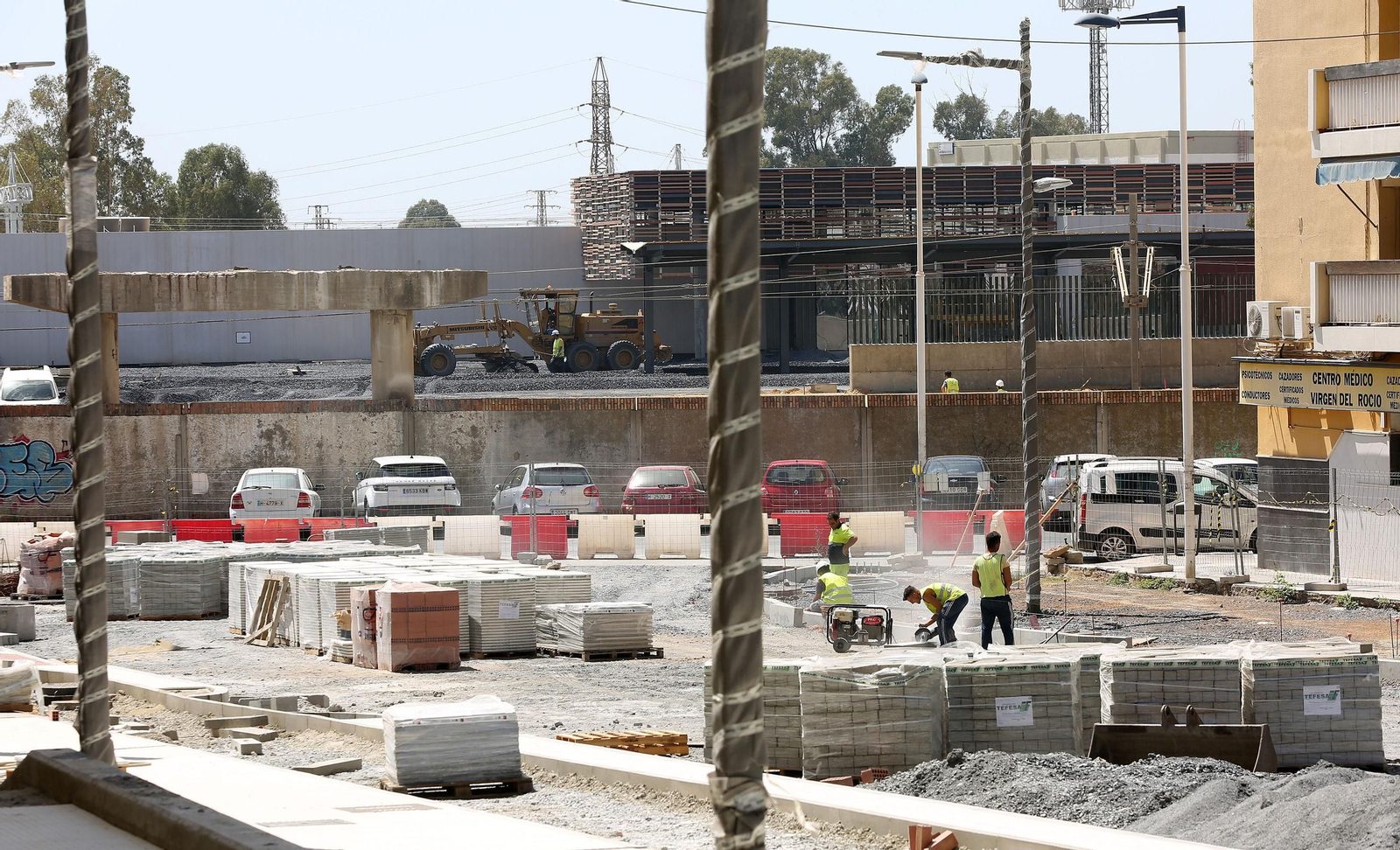 Obras de acceso a la nueva estación de ferrocarril en la avenida Cádiz.
