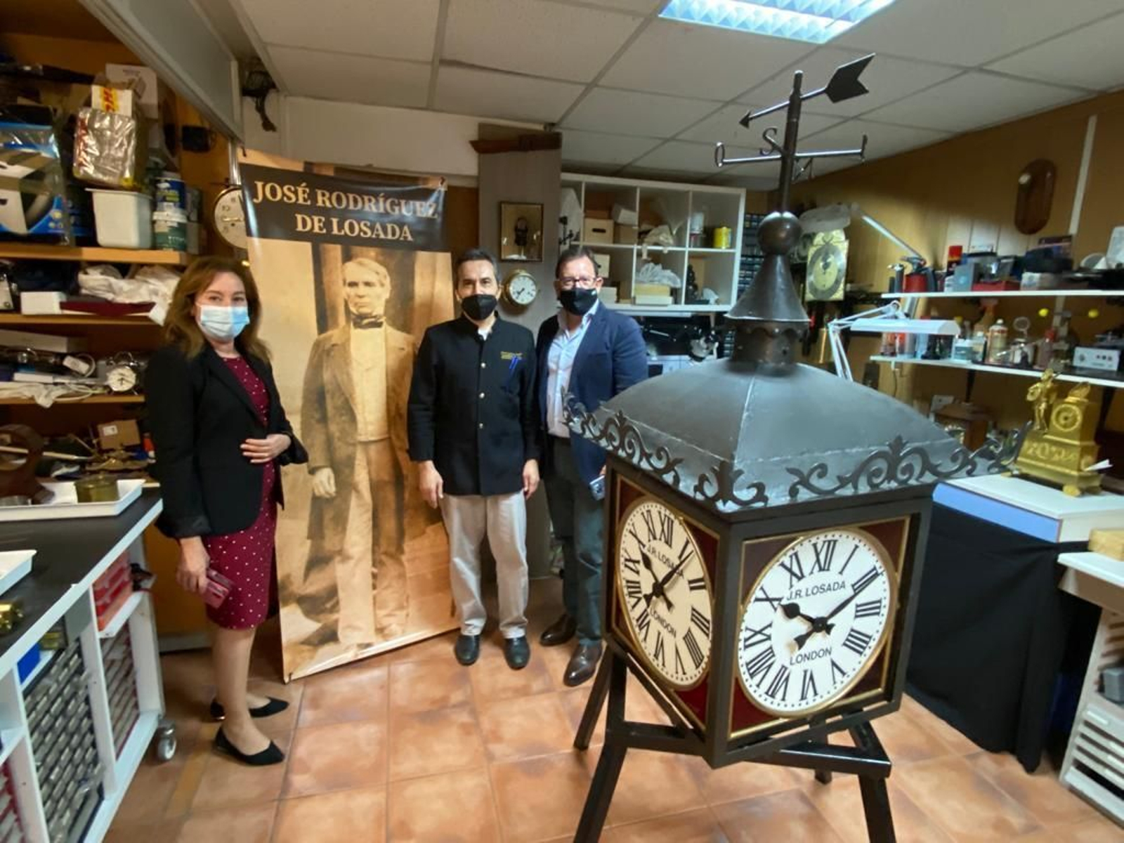 Isabel Gallardo y Antonio Mariscal han supervisado las labores de reparación del reloj.