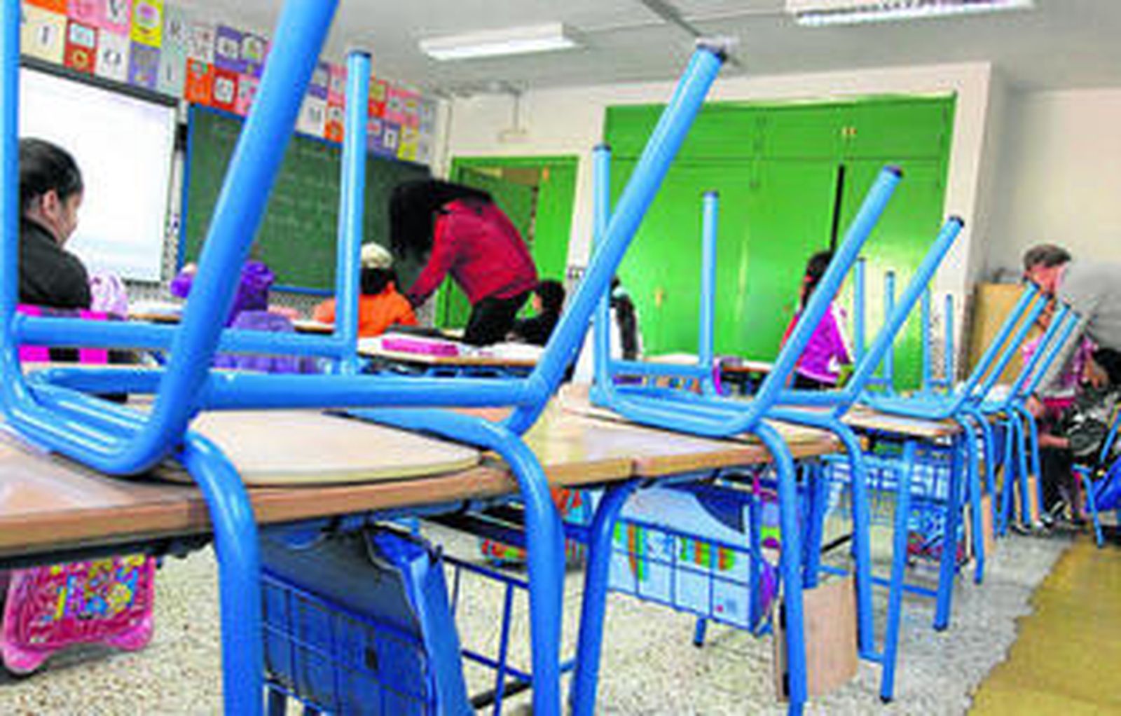 Puestos vacíos en una de las aulas del colegio Doctor Gálvez Moll.