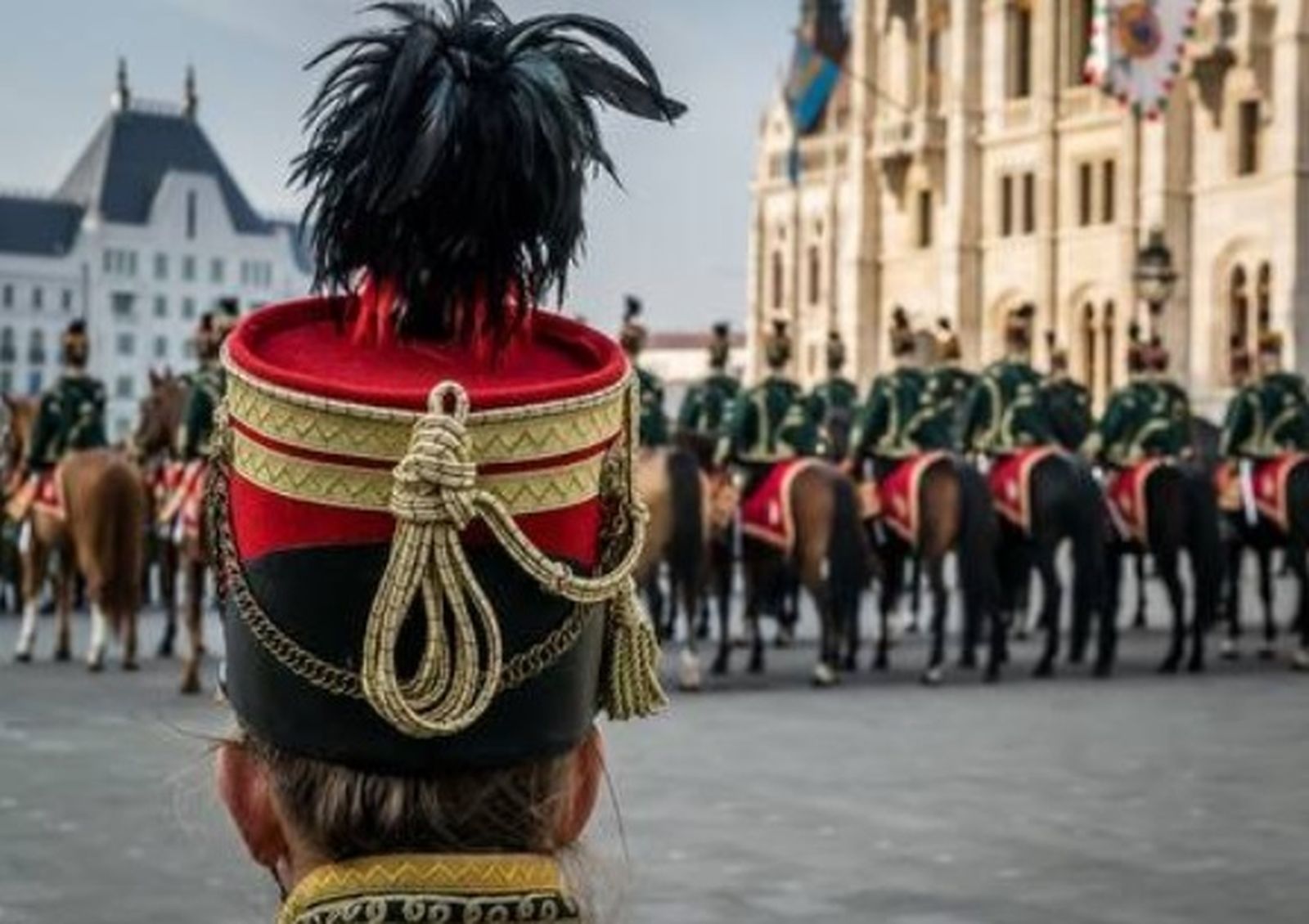 En primer plano, sombrero húsar del siglo XIX como los de los uniformes de gala de la policía húngara.