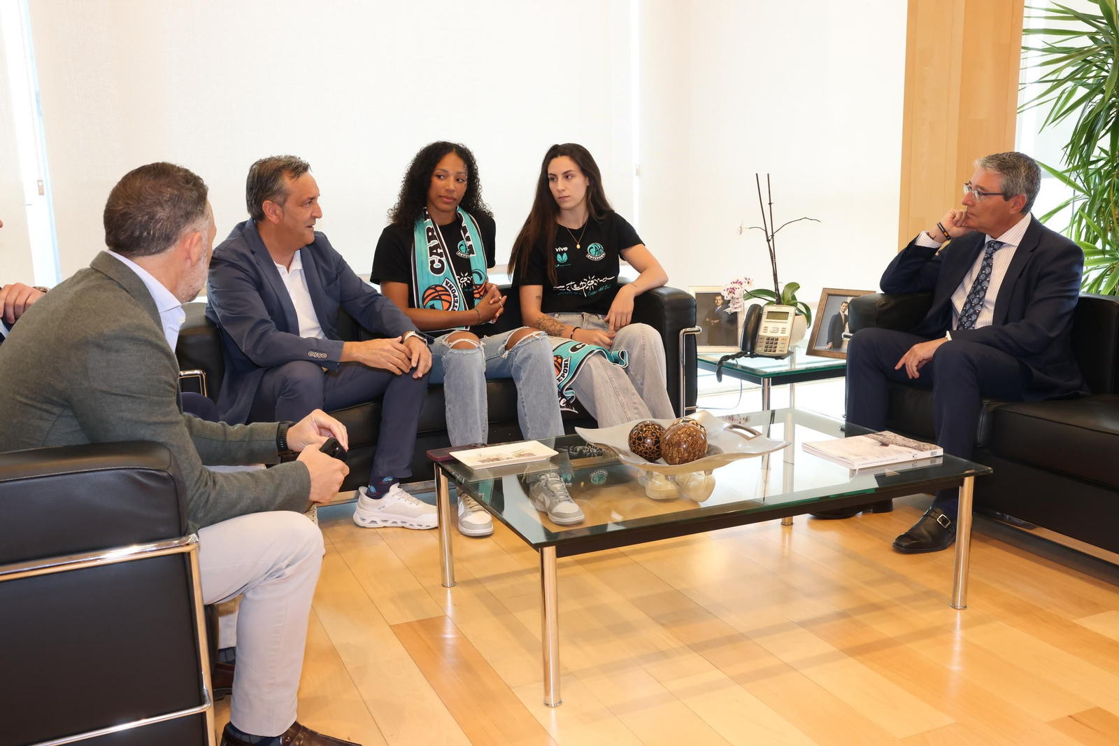 El CAB Estepona visita la Diputación de Málaga tras su ascenso