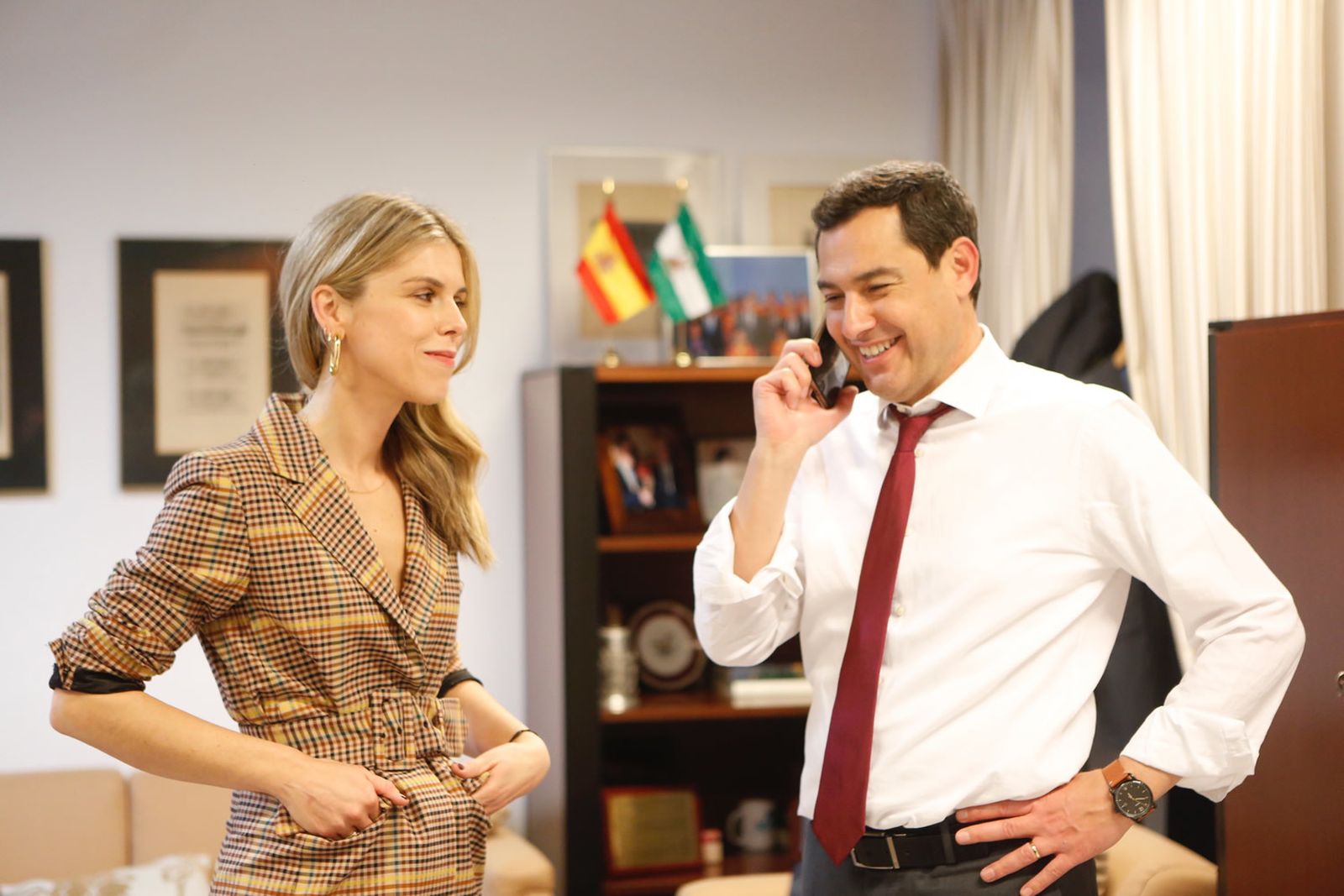 Juan Manuel Moreno con su esposa, en un despacho del Parlamento de Andalucía