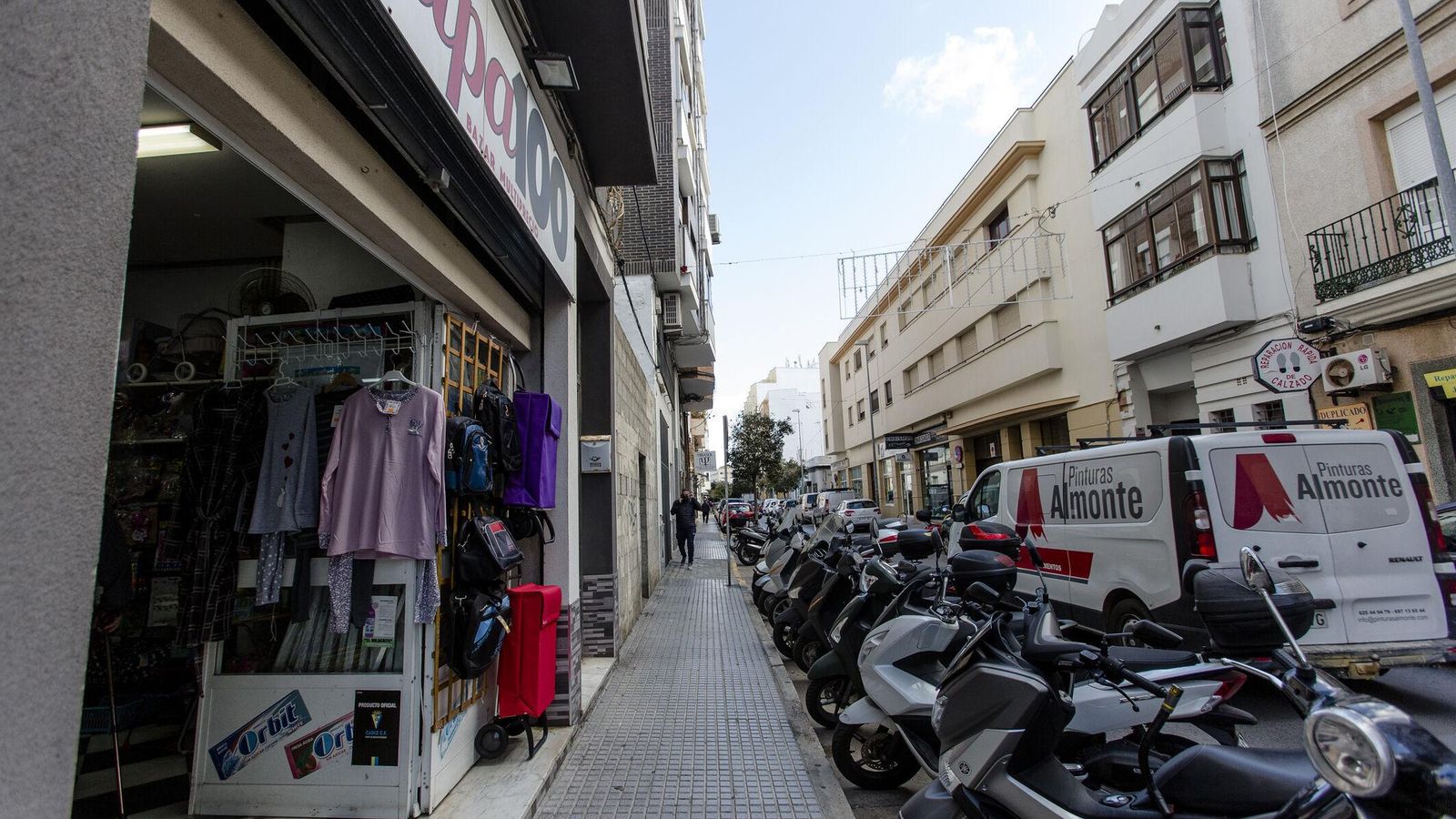 Las estrechas aceras de la avenida de Portugal.