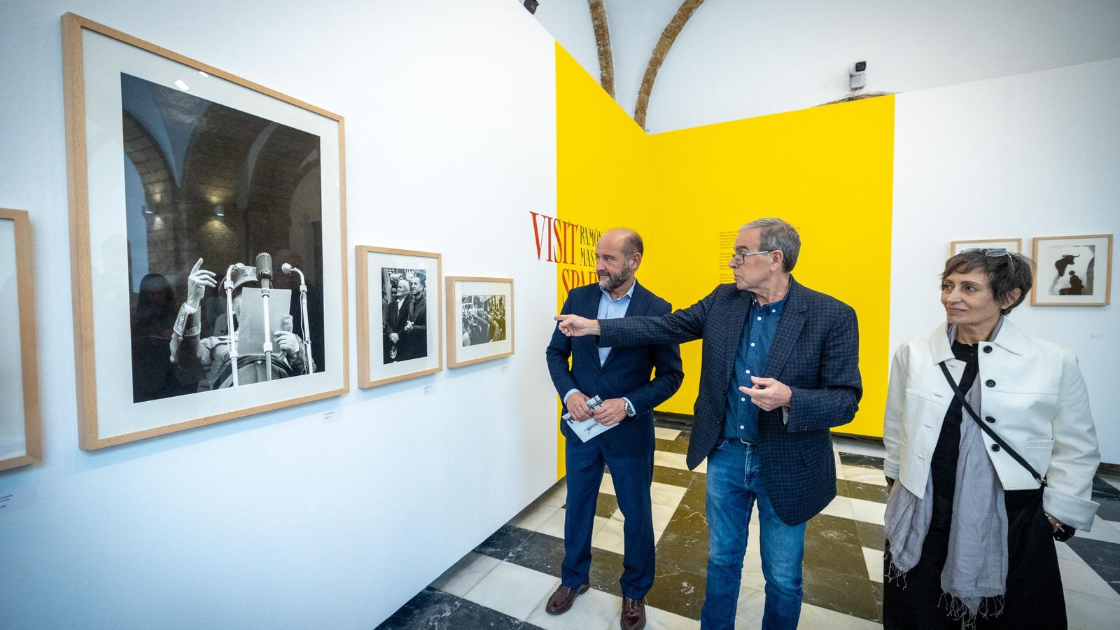 Juan José Ortiz, Chema Conesa y Sonia Mastas, en la exposición 'Visit Spain' sobre la obra de Ramón Masats.