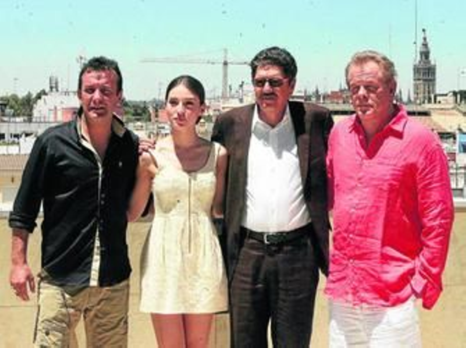 José Luis García Pérez, María Valverde, Antonio Dechent y Nick Nolte, ayer, durante la presentación de 'A puerta fría'.