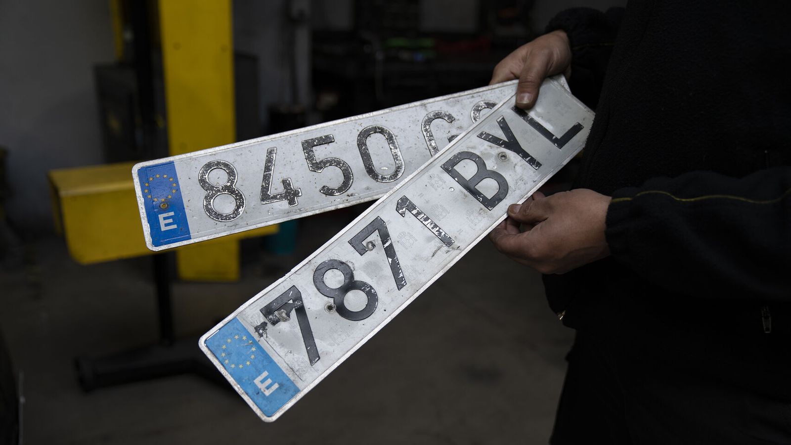 DGT: multas de hasta 6.000 euros por no llevar la matrícula del coche de manera correcta