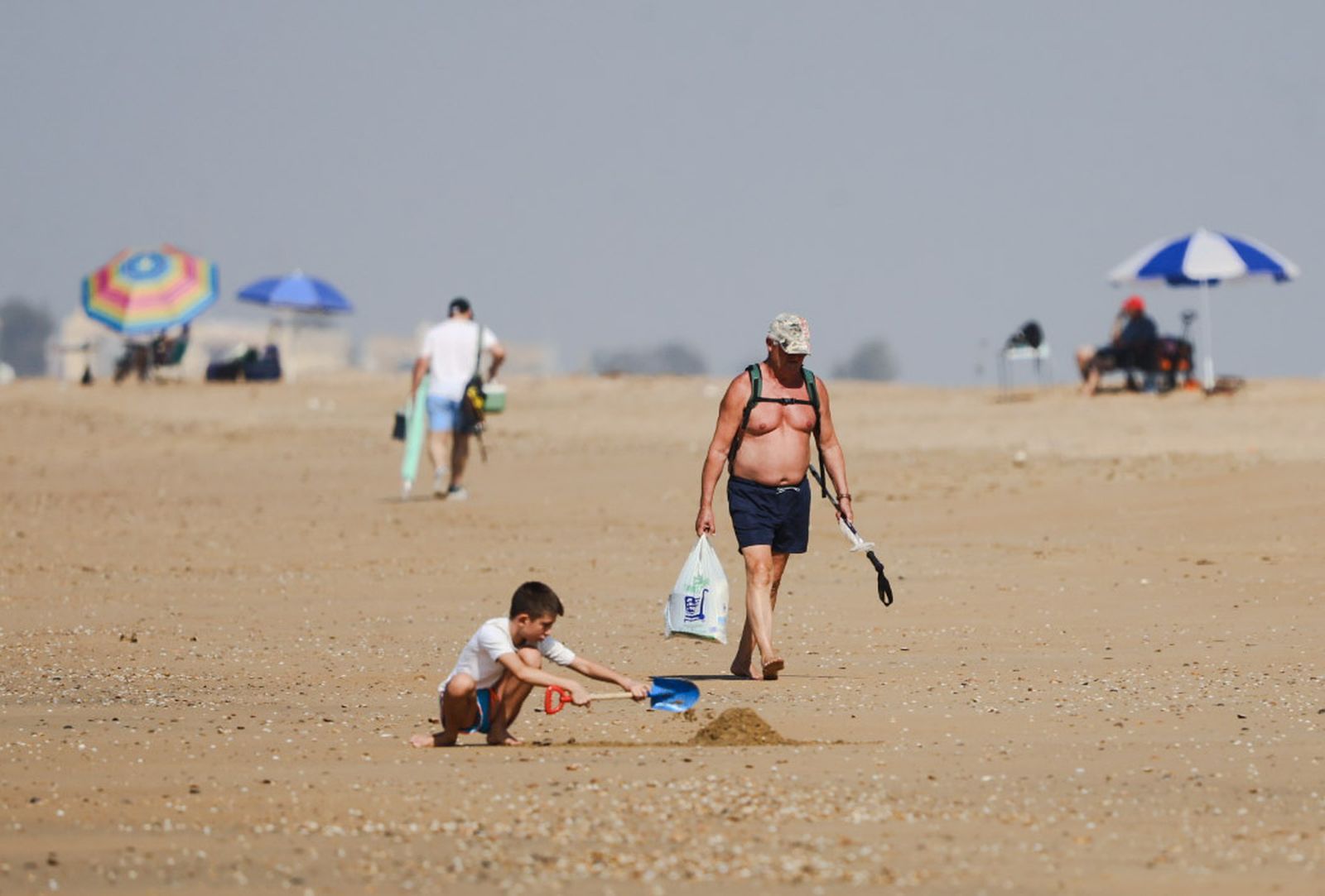 Imágenes de una tranquila mañana en la playa del Espigón de Huelva