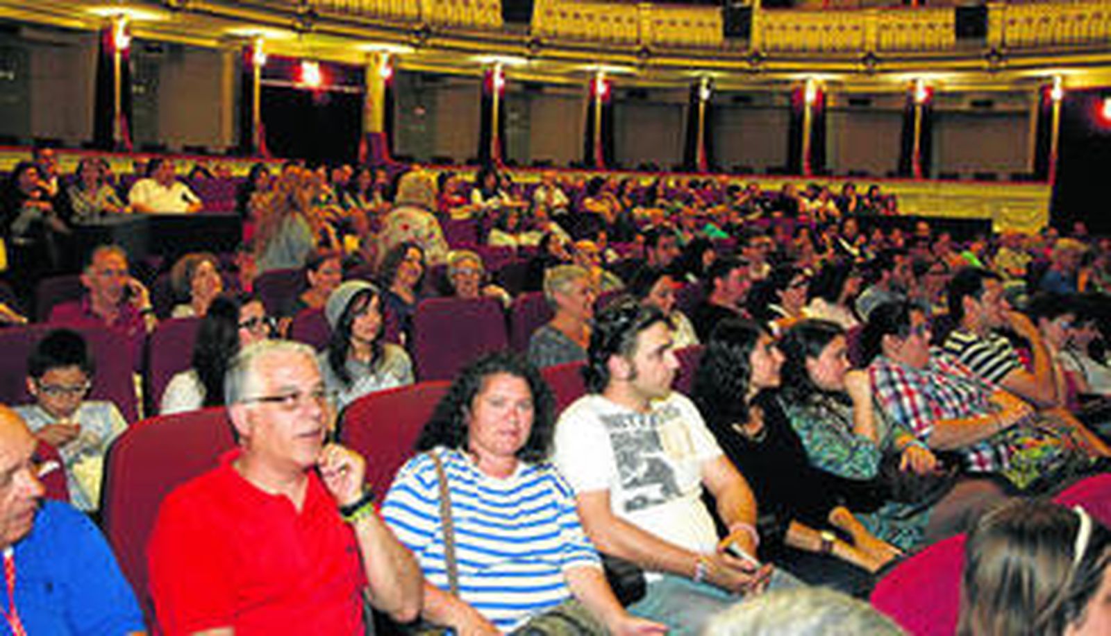El Teatro Cervantes tuvo una buena afluencia de público.