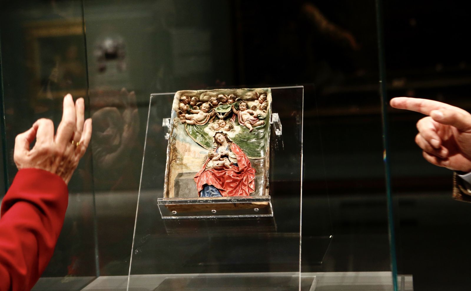 El relieve de La Roldana se presenta ahora sin marco en la pinacoteca.