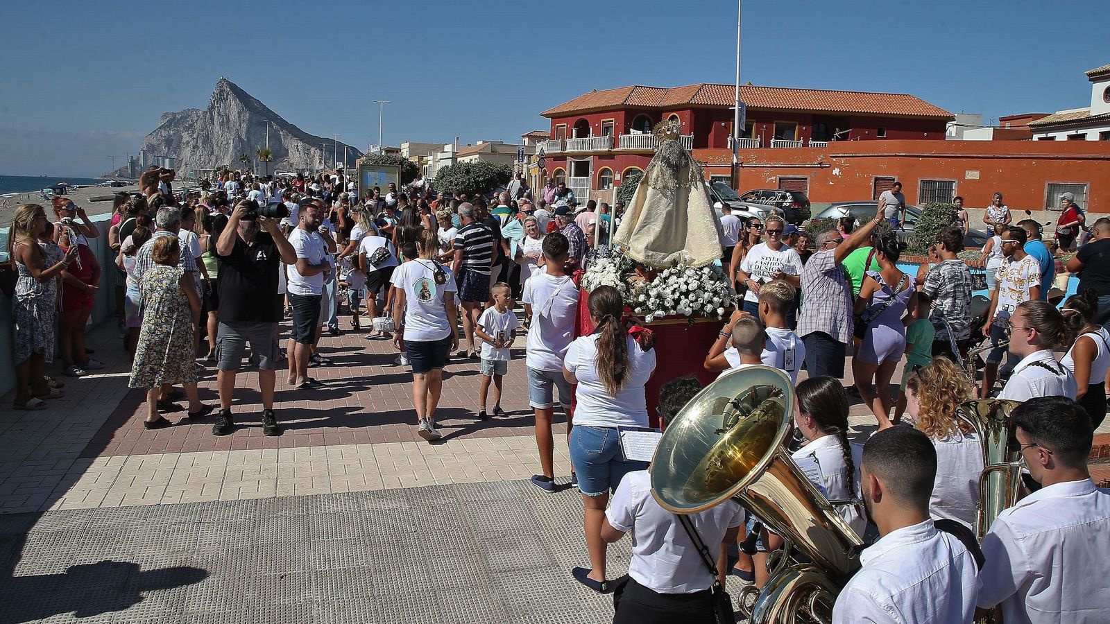 La comitiva infantil por el paseo marítimo de la La Línea.