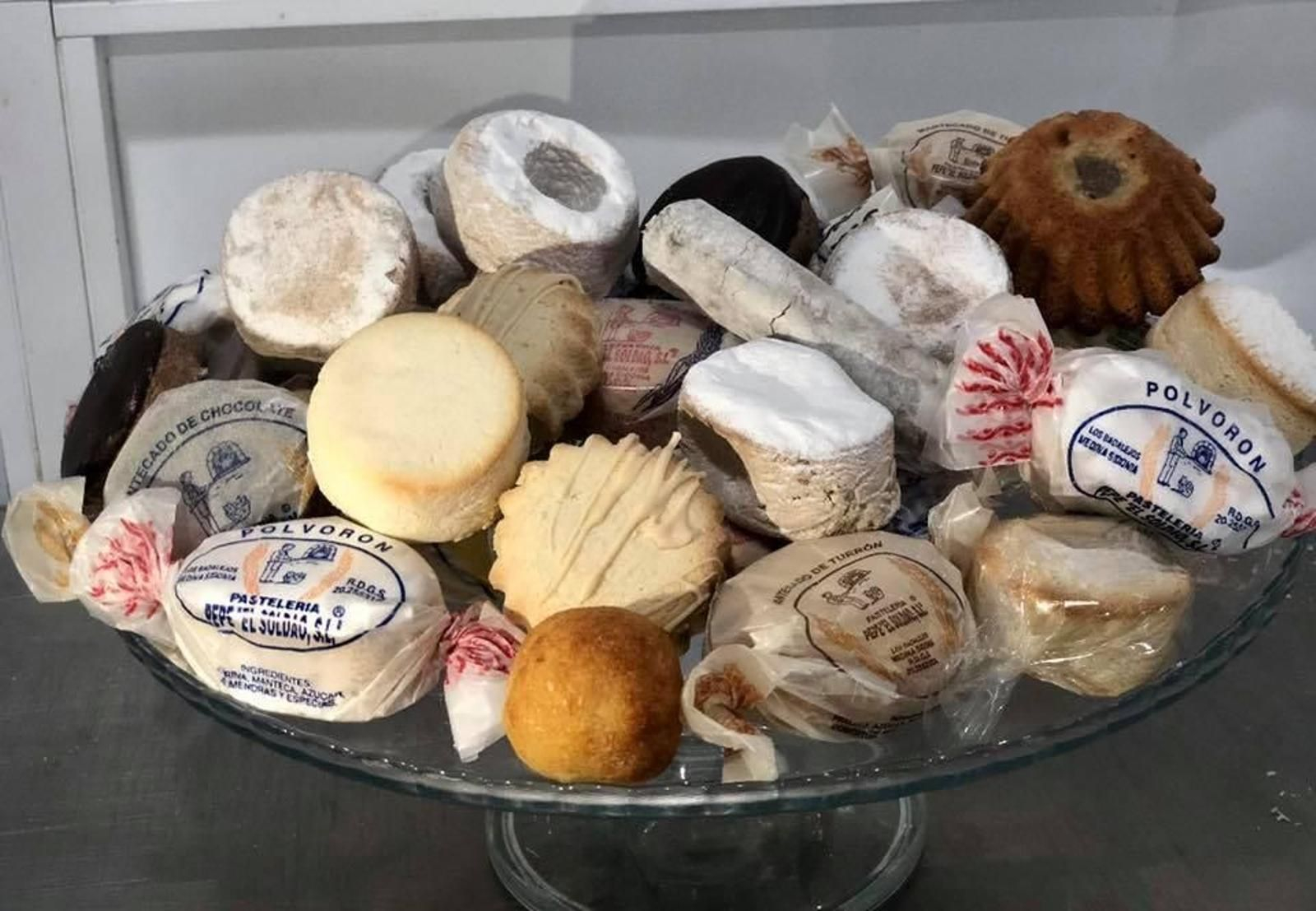 Un surtido de polvorones, alfajores y mantecados de Pepe El Soldao