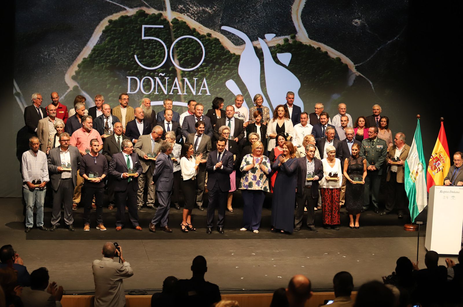 Todos los premiados posan en el escenario del teatro Salvador Távora de Almonte.