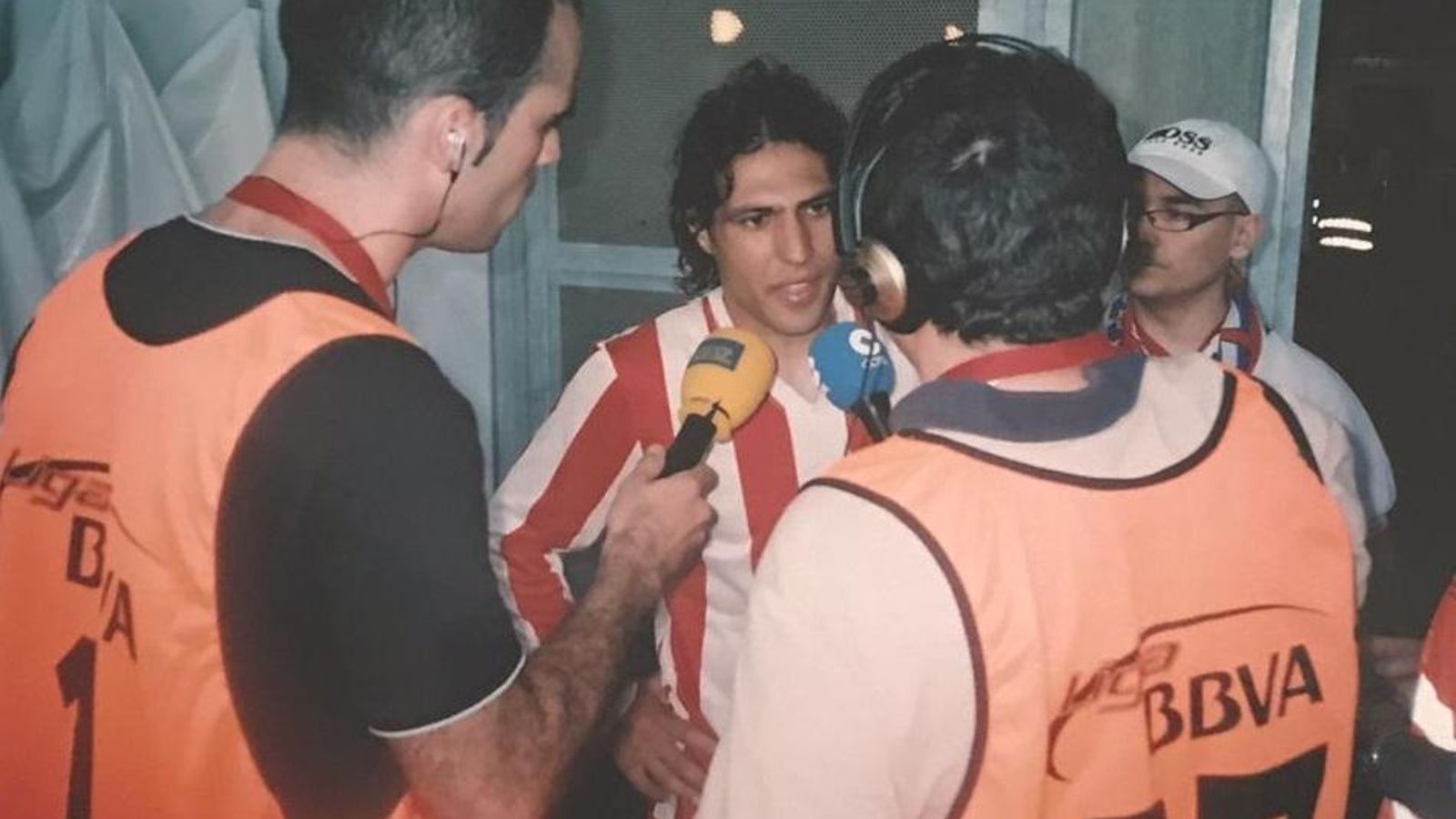 El capitán Ortiz (autor del 1-1 aquel día), entrevistado con la mítica camiseta de la AD Almería