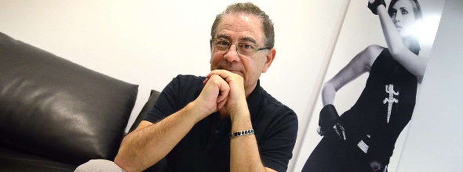 Modelo pasando diseños de Roberto Verino.