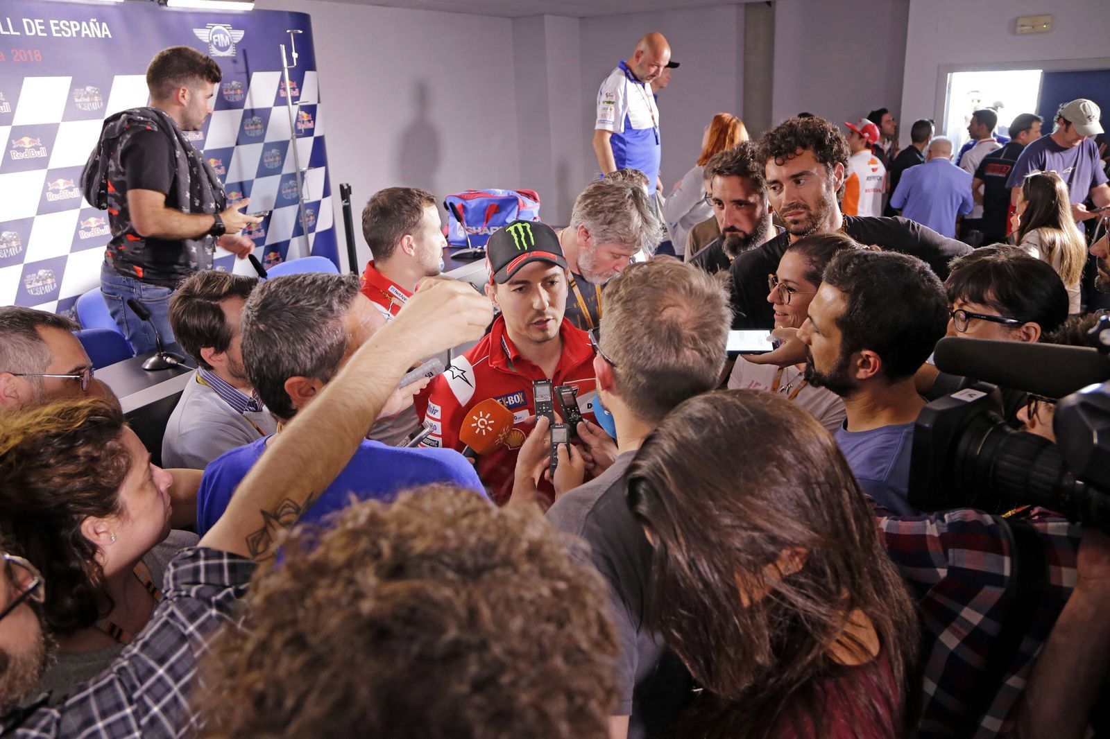 El piloto mallorquín Jorge Lorenzo atiende a los medios de comunicación tras la rueda de prensa oficial de MotoGP.