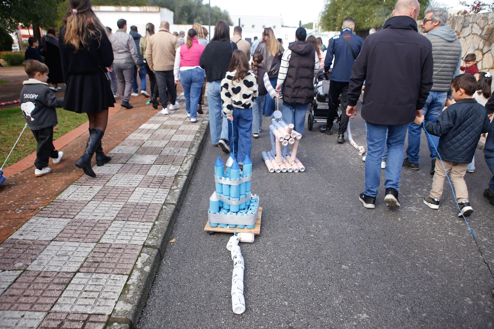 Búscate en las fotos del arrastre de latas 2026 en Los Barrios